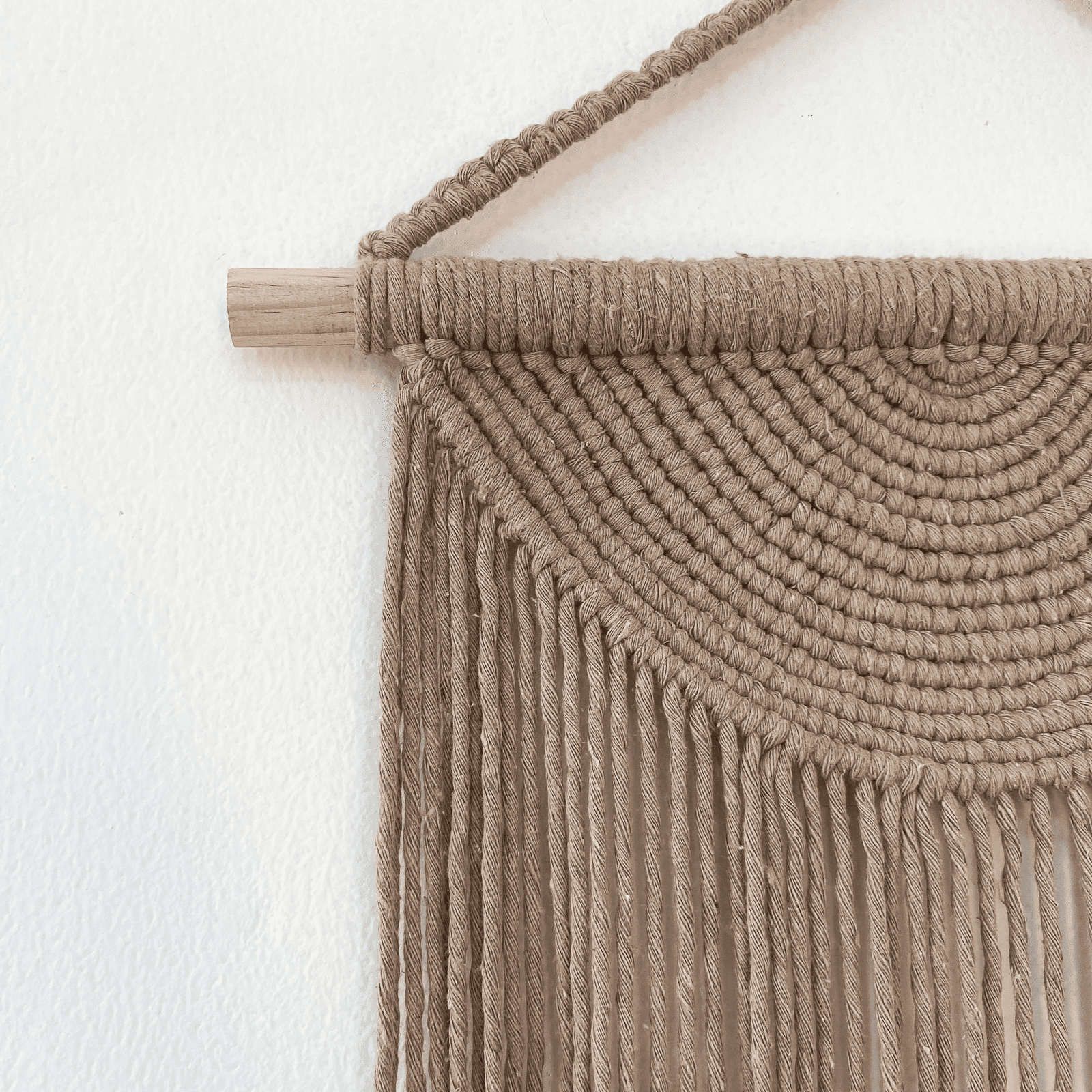 Tapiz de Macramé Pindeli Poli Hecho a Mano, Modelo Media Luna y Hojita Color Caqui