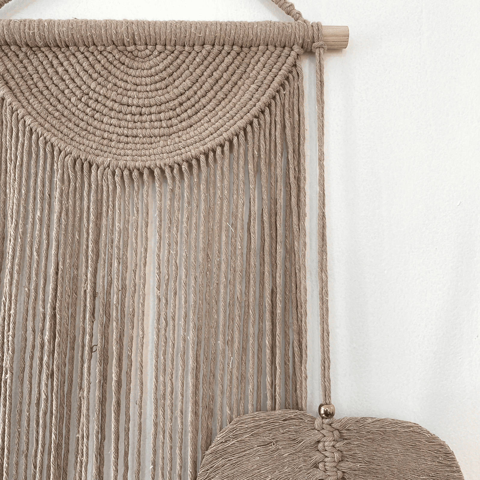 Tapiz de Macramé Pindeli Poli Hecho a Mano, Modelo Media Luna y Hojita Color Caqui