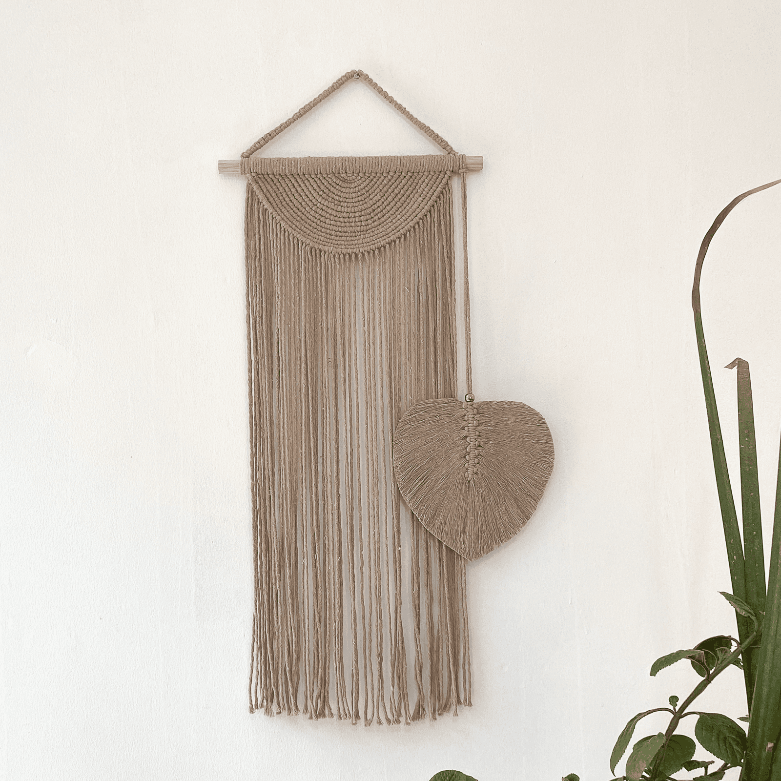 Tapiz de Macramé Pindeli Poli Hecho a Mano, Modelo Media Luna y Hojita Color Caqui