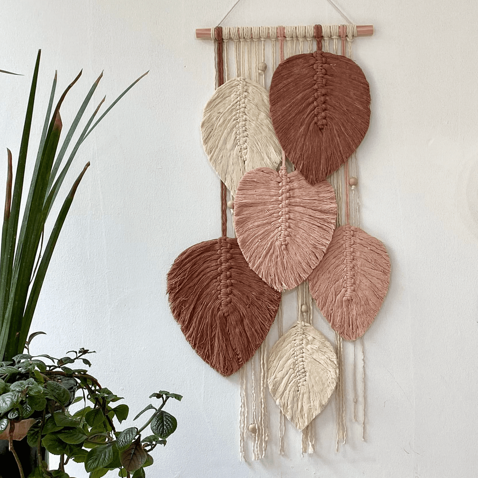 Tapiz de Macramé Pindeli Poli Hecho a Mano, Modelo Hojitas de Colores Natural, Moka y Rosa