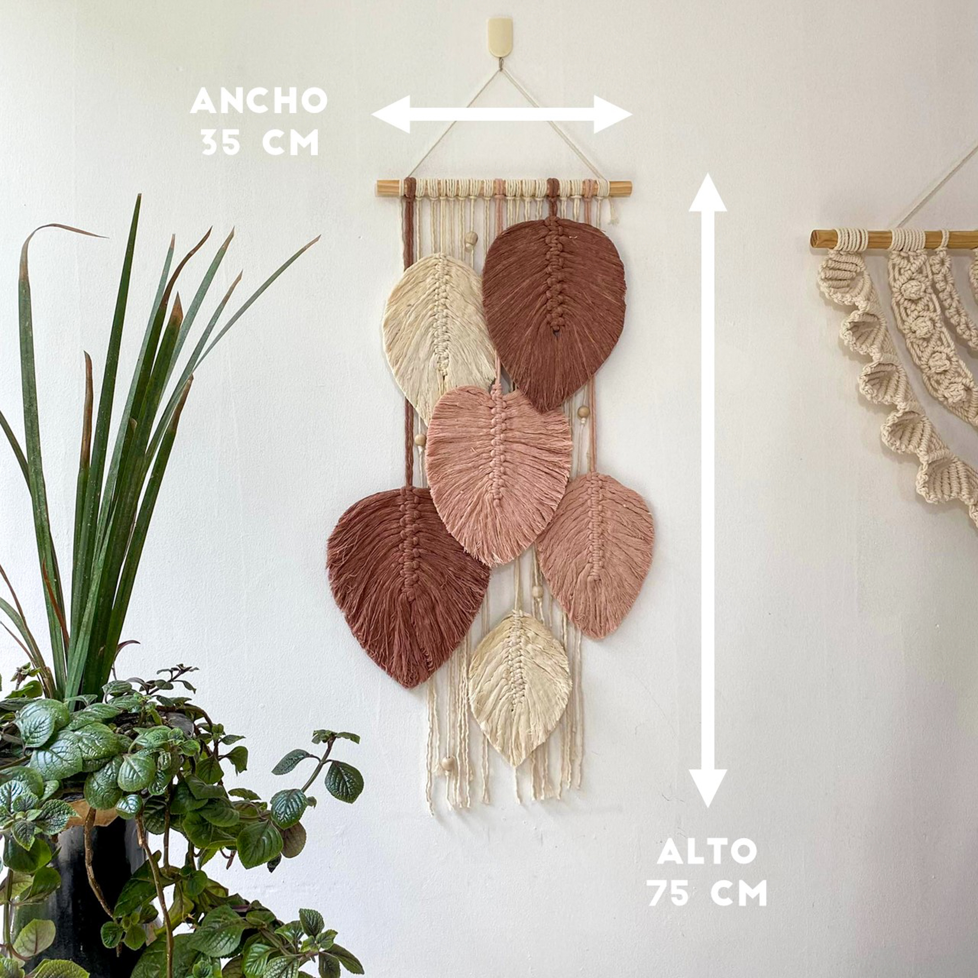 Tapiz de Macramé Pindeli Poli Hecho a Mano, Modelo Hojitas de Colores Natural, Moka y Rosa