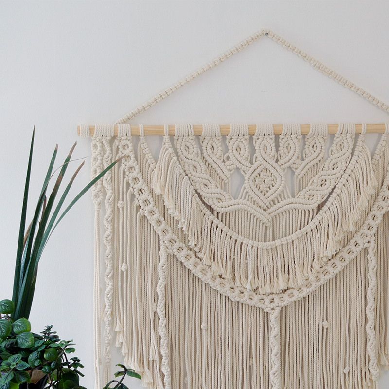 Tapiz de Macramé Grande Pindeli Poli Hecho a Mano, Modelo Abril Color Beige