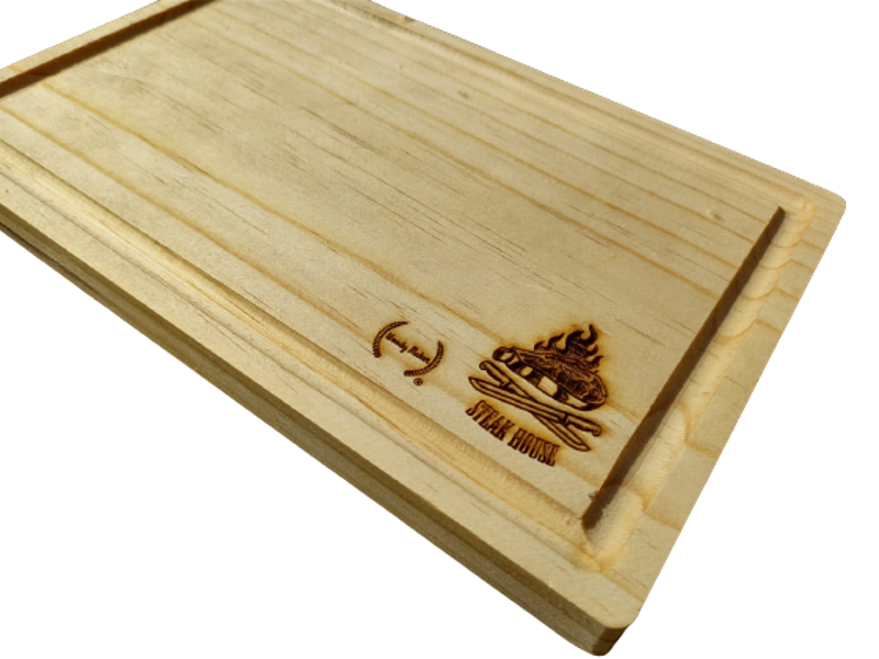 Tabla de madera para carnes tamaño 19 X 30 cm con grabado parrillero