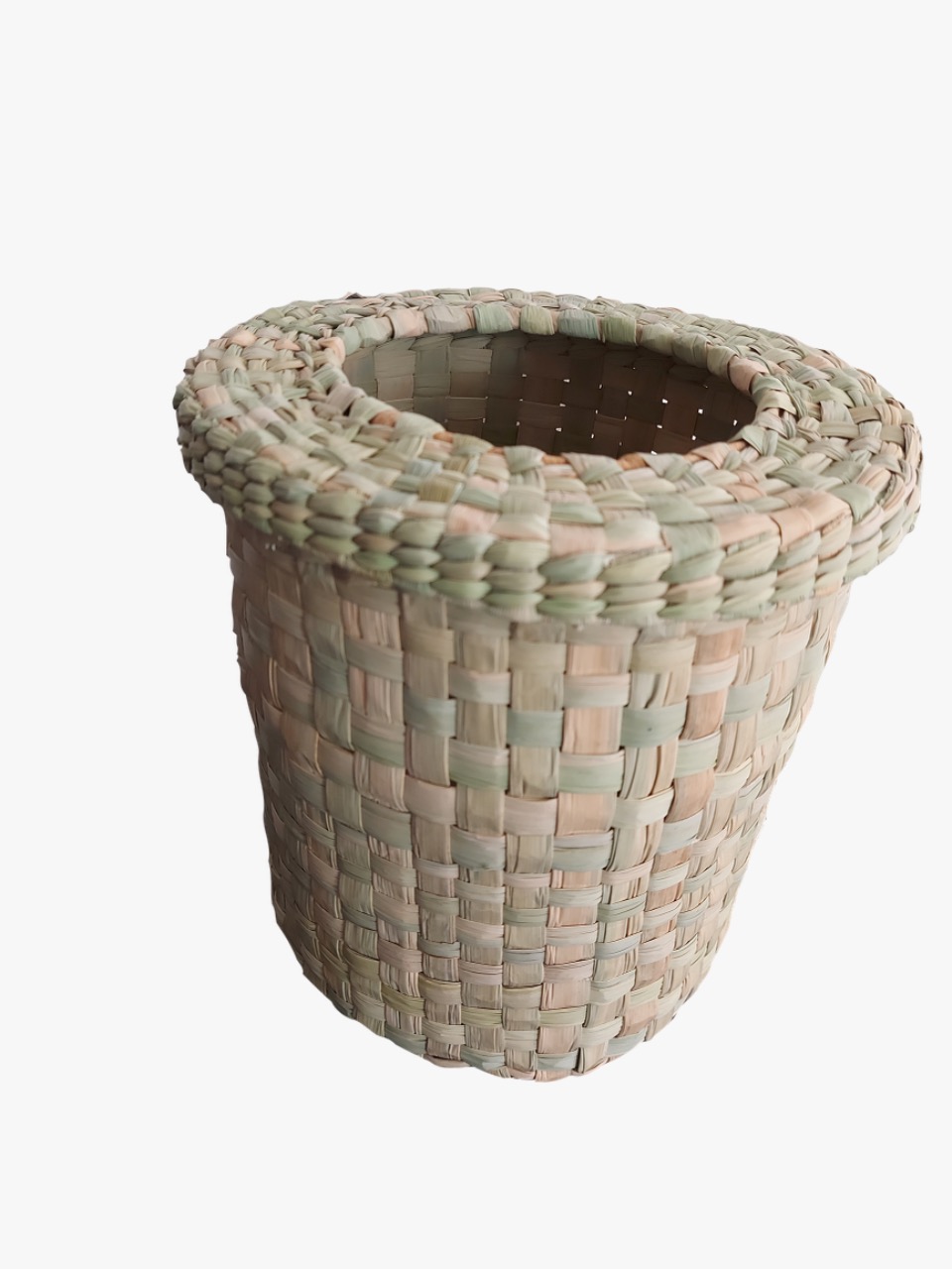 Cesto para basura YOLLOTL MUEBLES Y ARTESANIAS elaborado en tule, con tapa y hoyo.