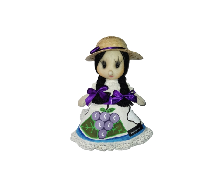 Muñeca de tela inspirada en las campesinas que pizcaban el algodón y lleva por nombre La Algodonera