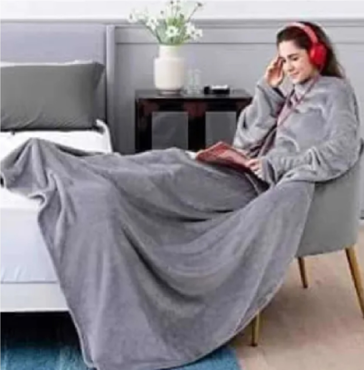 Frazada Larga, ligera, calientita Con Mangas Y Bolsa para guardar tu Celular (Betterware)