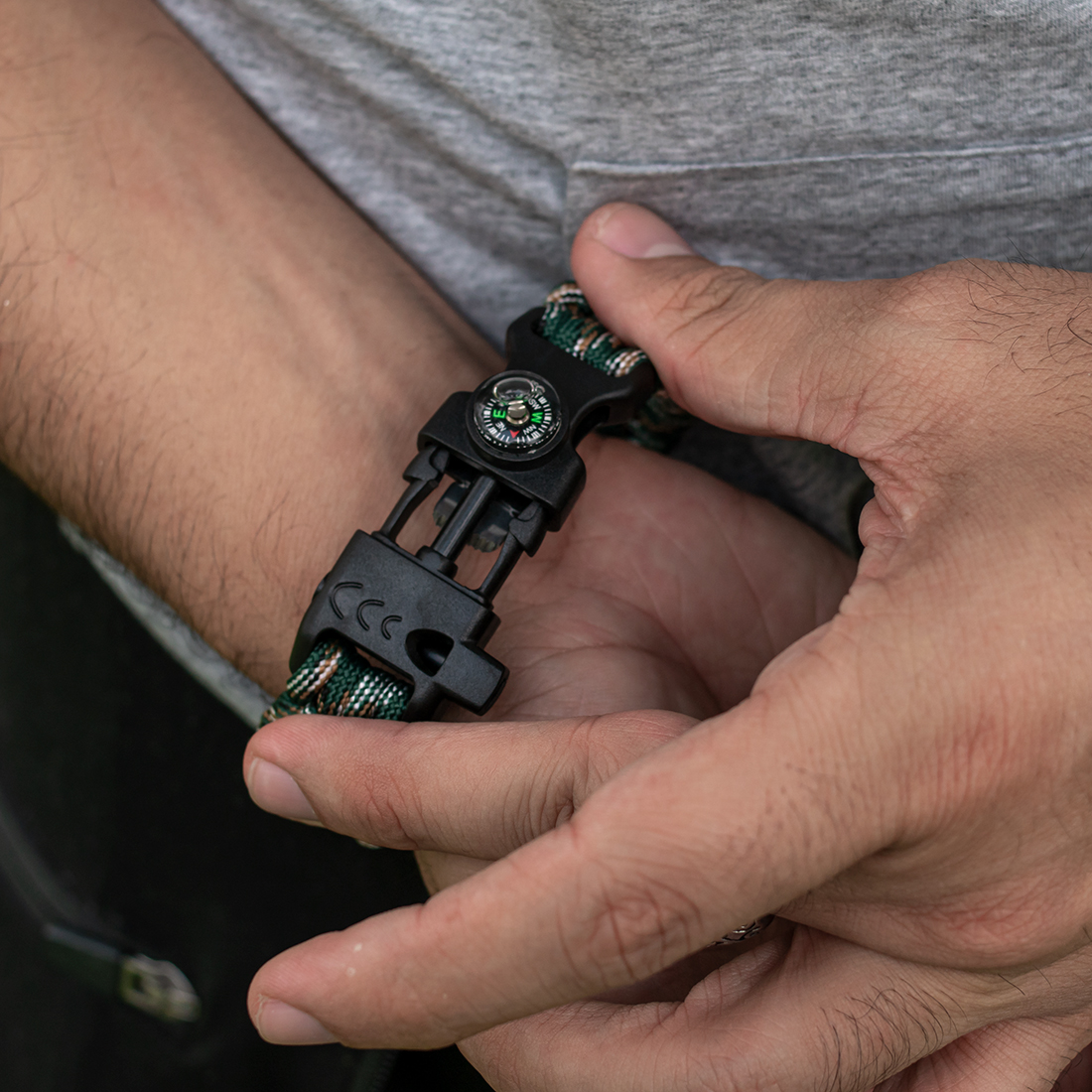 Pulsera  Para Caballero Supervivencia Tejida a mano  en Paracord Nudo de Escalera Broche de Brújula, REGALO EXTRA UN 2 X 1