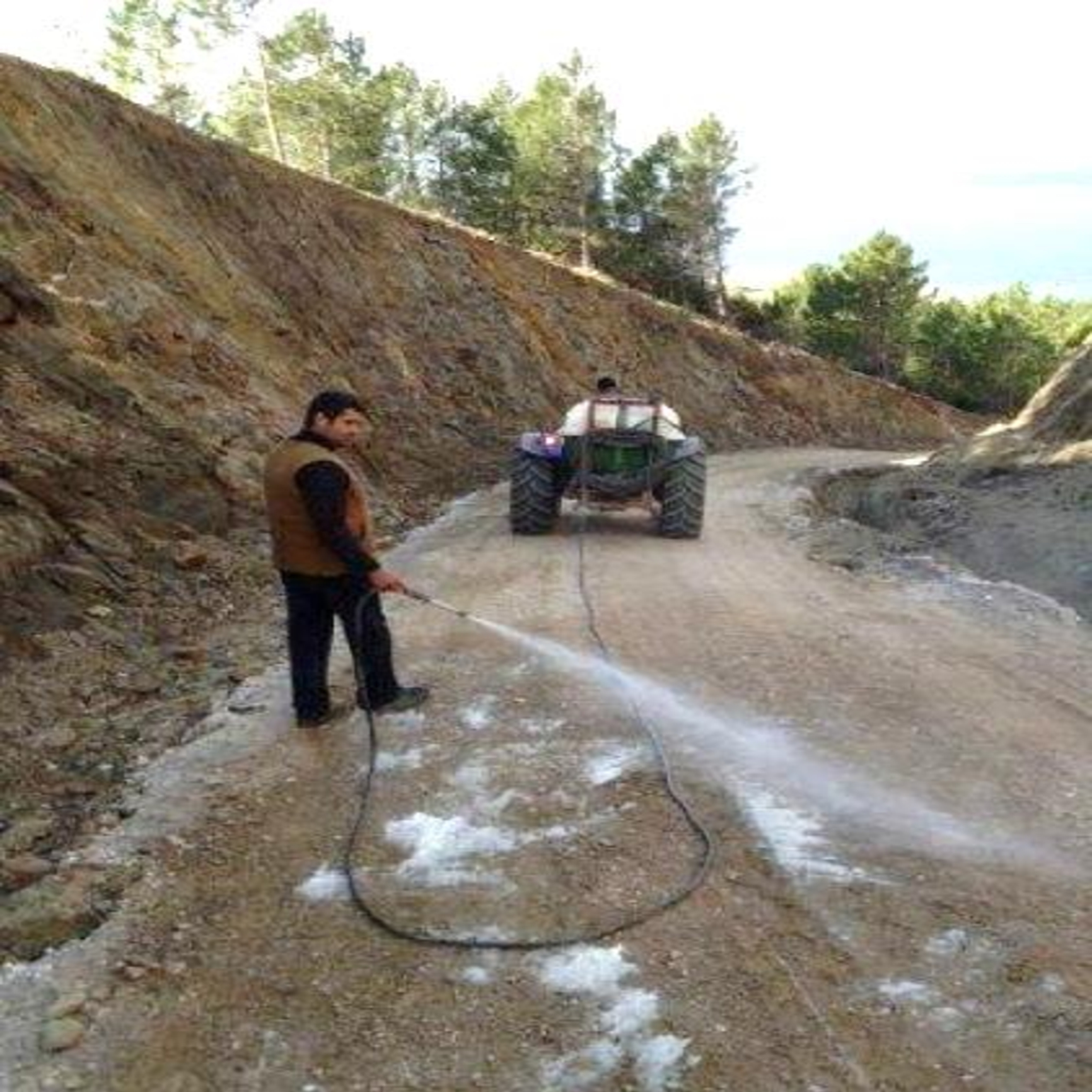 ISONEM SS SOIL HARDENER - Estabilizador de Suelo y Agente de Control de Polvo - 5 Lt