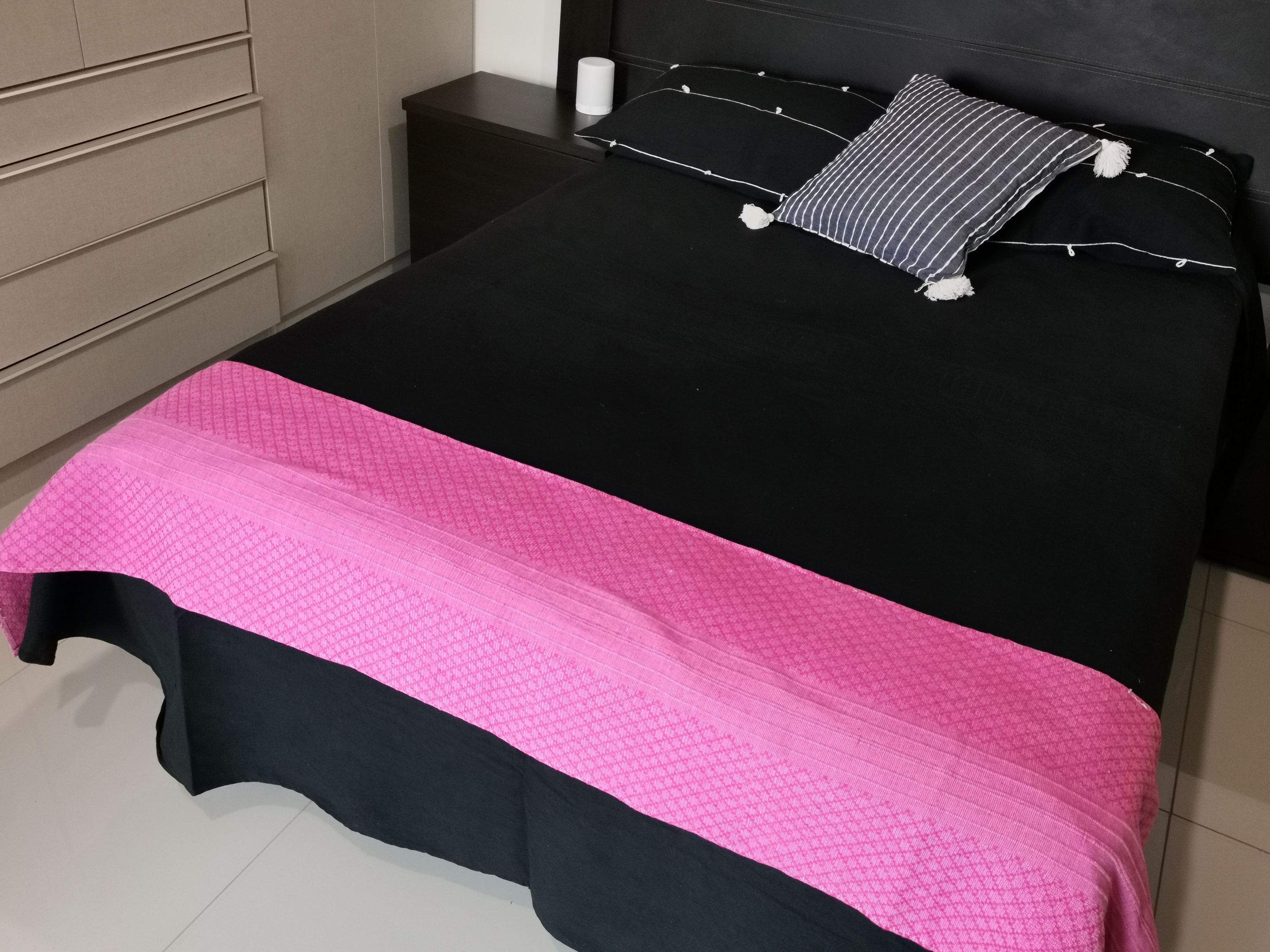 Colcha De Algodon de Oaxaca Negra Lisa con Par de Fundas, Cojin y Pie de Cama