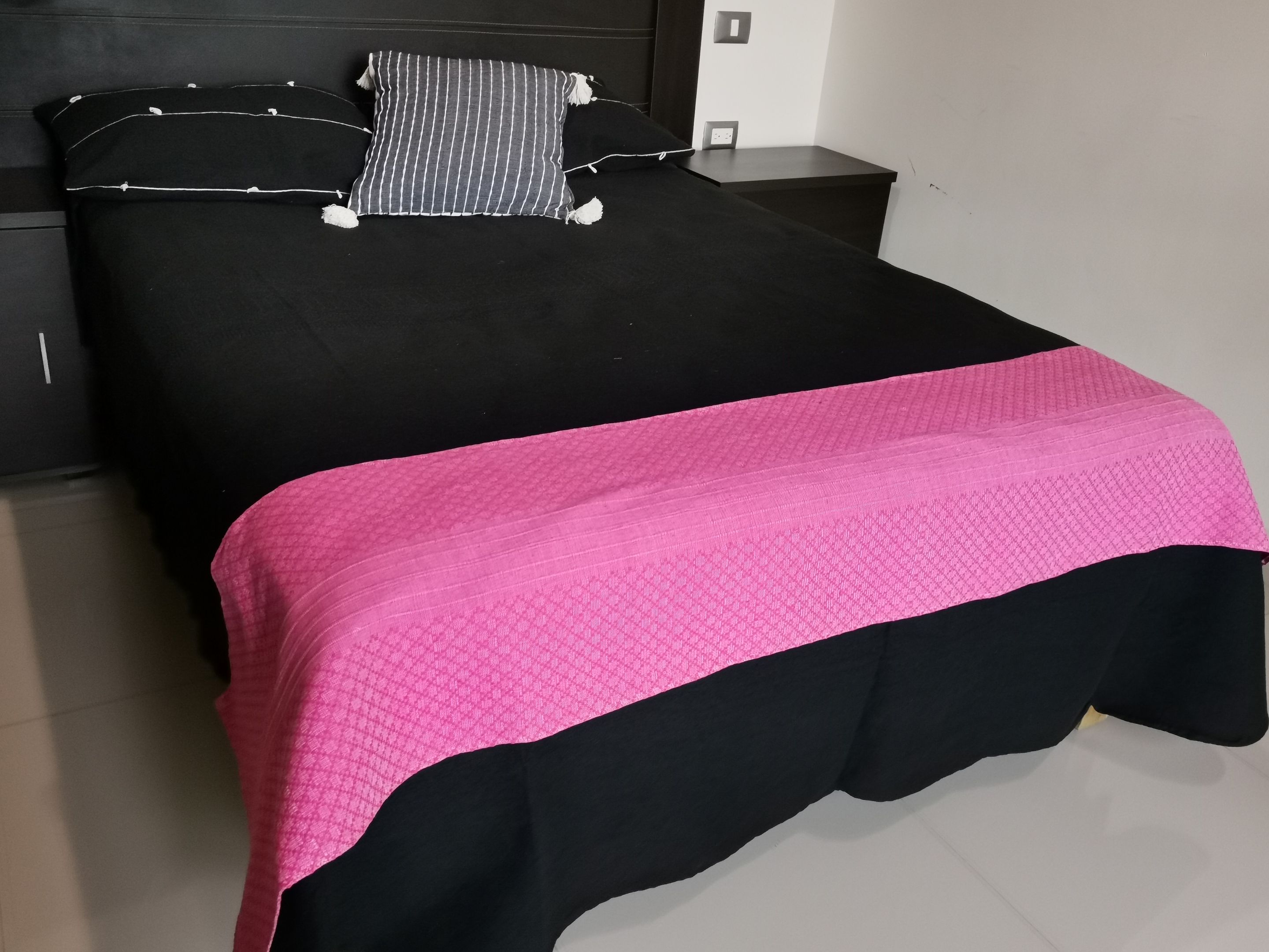 Colcha De Algodon de Oaxaca Negra Lisa con Par de Fundas, Cojin y Pie de Cama