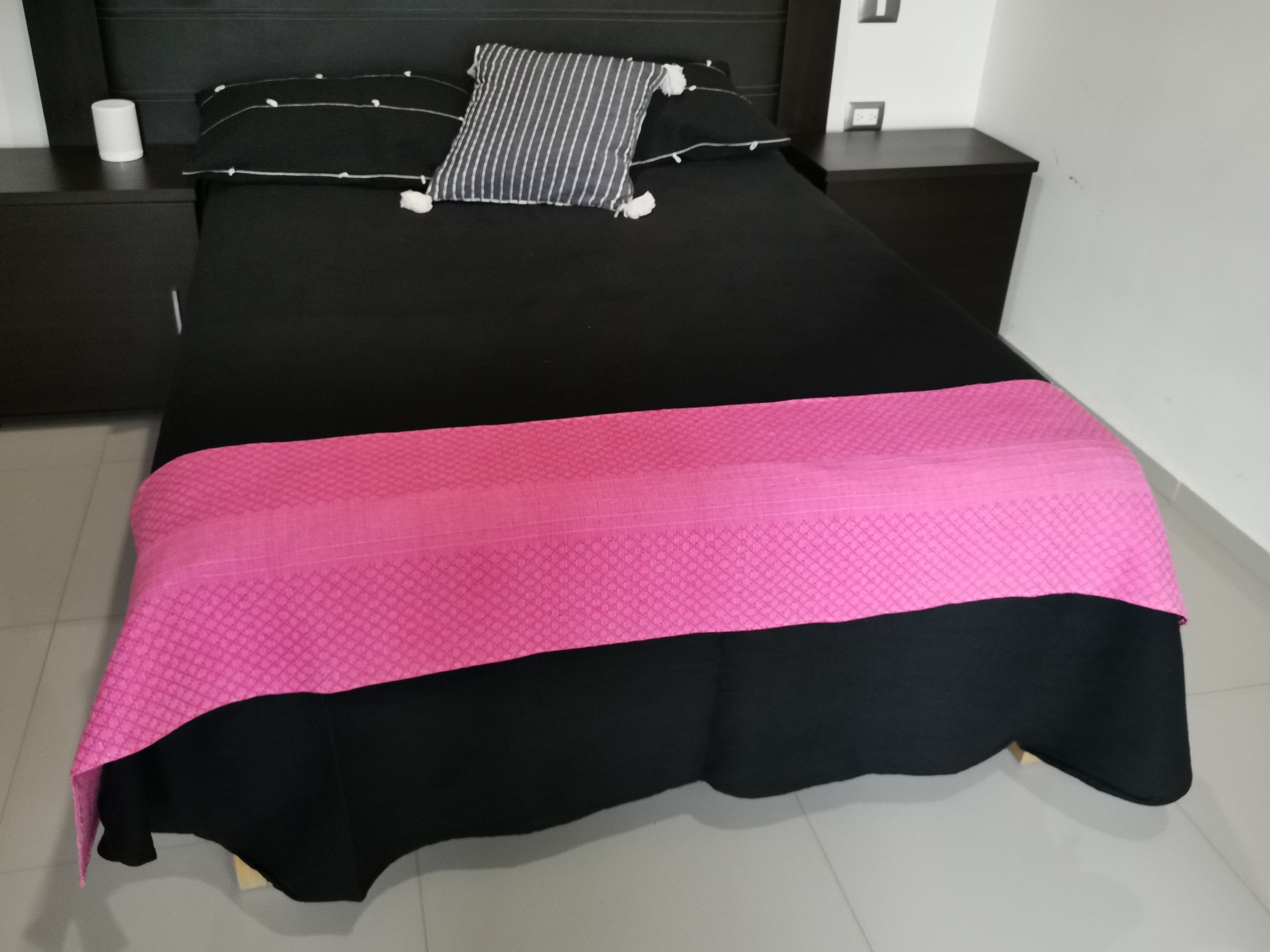 Colcha De Algodon de Oaxaca Negra Lisa con Par de Fundas, Cojin y Pie de Cama