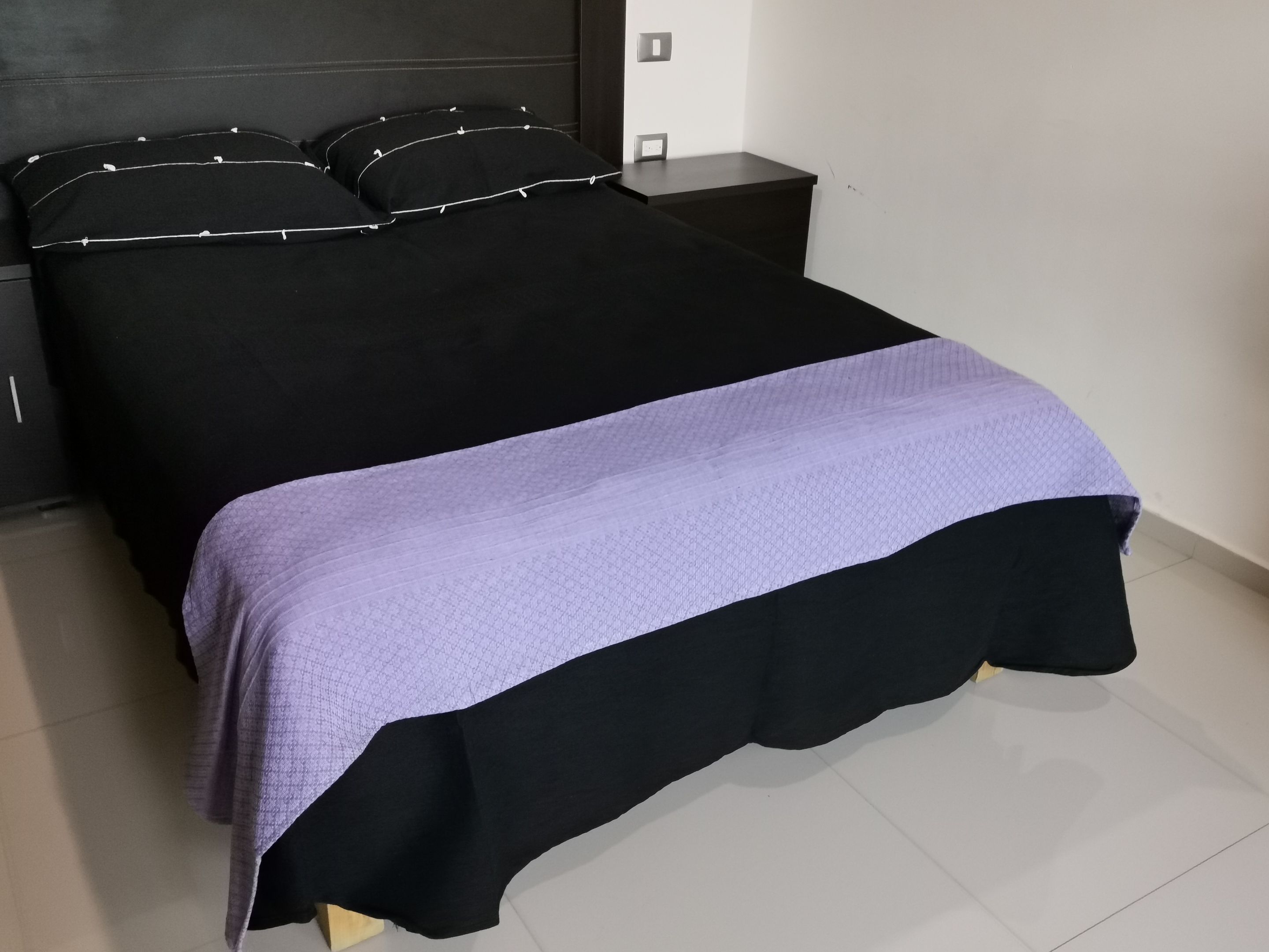 Colcha De Algodon de Oaxaca Negra Lisa con Par de Fundas, Cojin y Pie de Cama