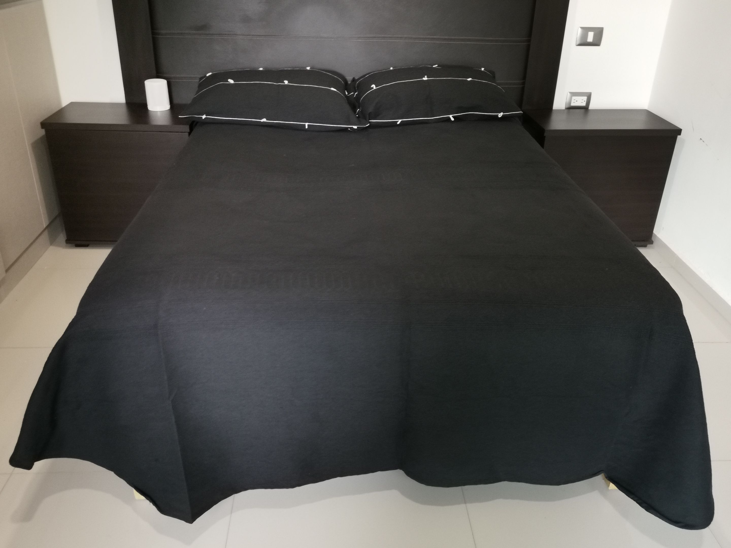 Colcha De Algodon de Oaxaca Negra Lisa con Par de Fundas, Cojin y Pie de Cama