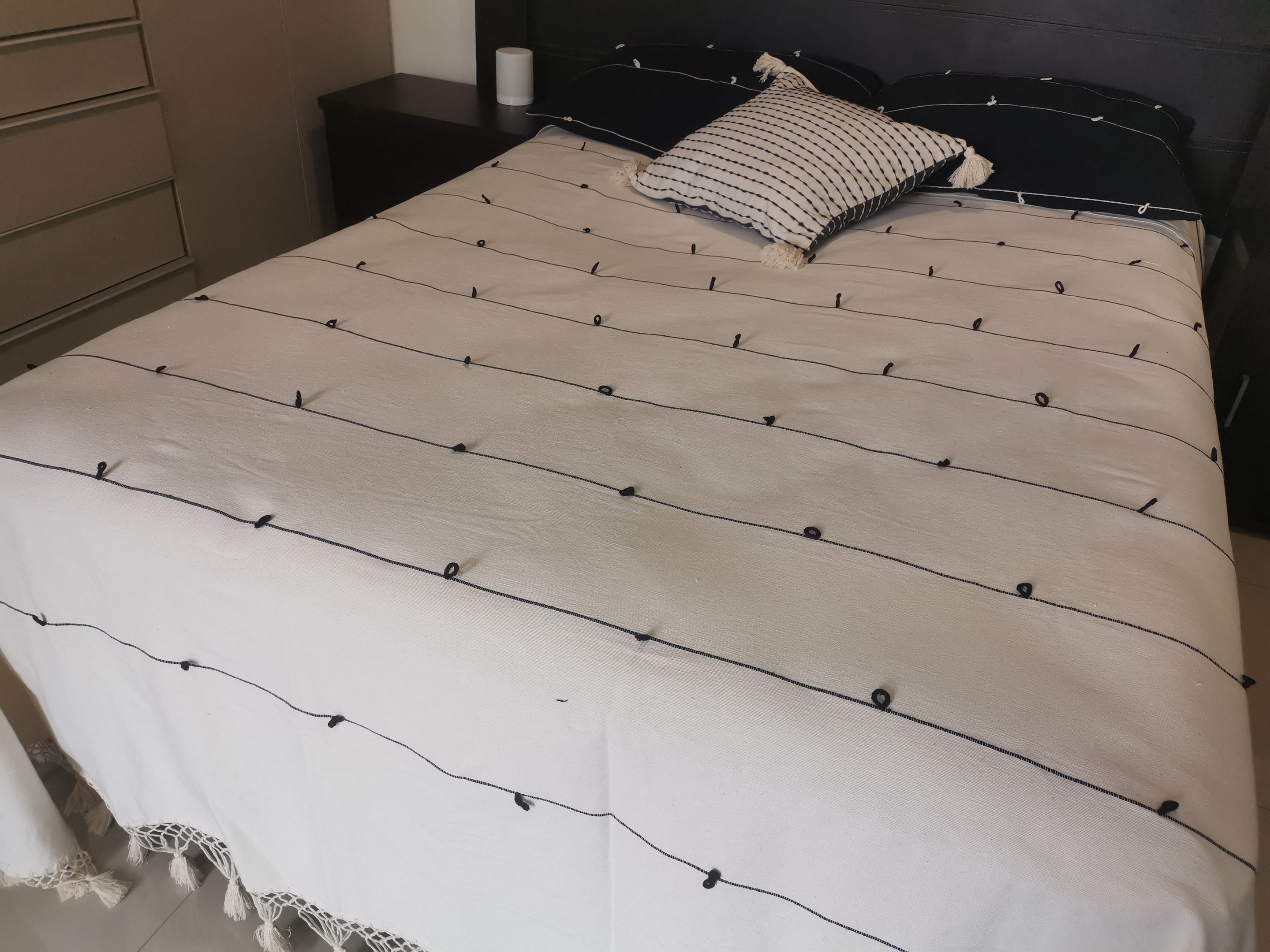 Colcha de Algodon Artesanal Blanca con Borlas Nube, Fundas Almohada y Fundas Cojines