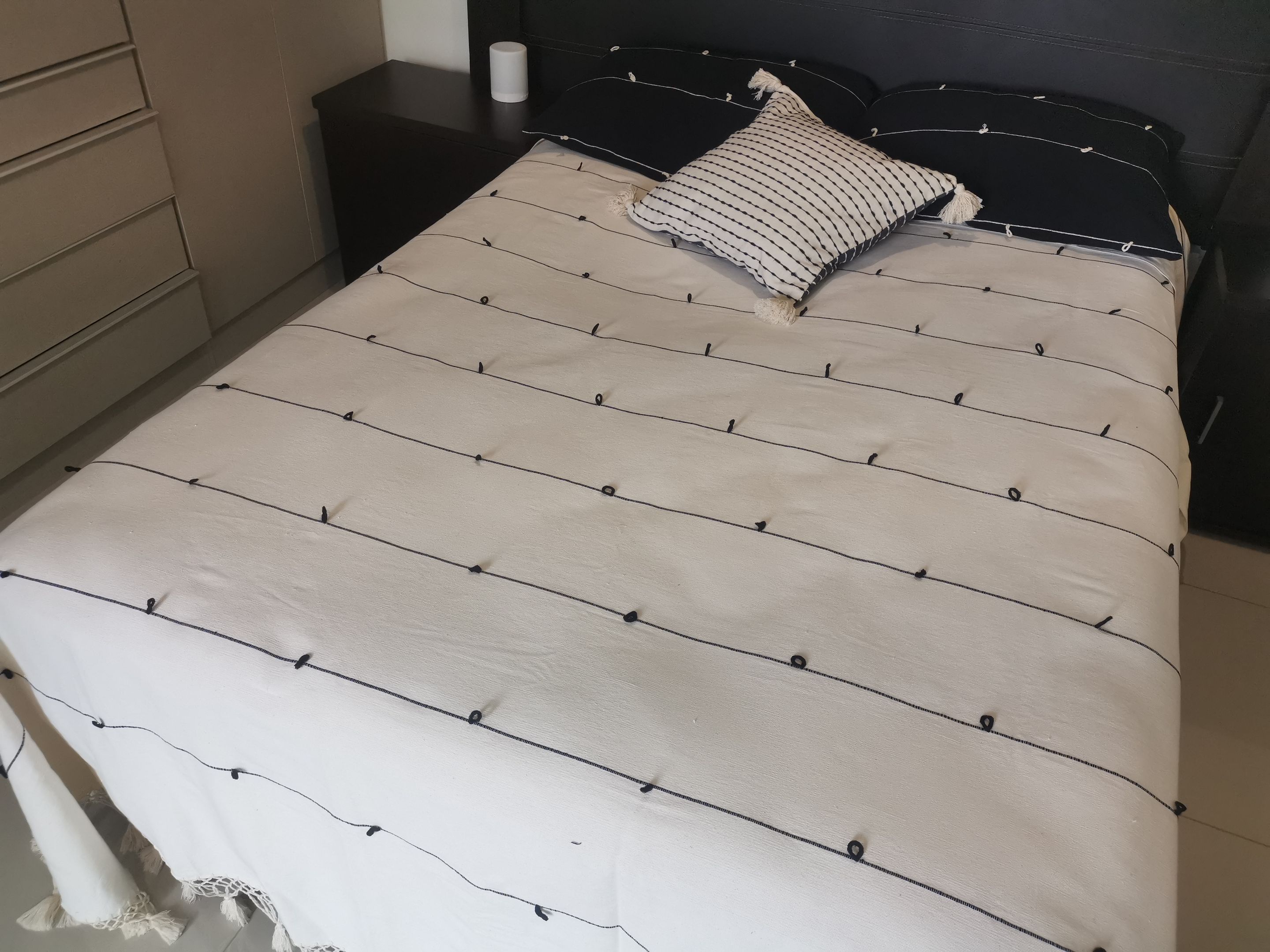 Colcha de Algodon Artesanal Blanca con Borlas Nube, Fundas Almohada y Fundas Cojines