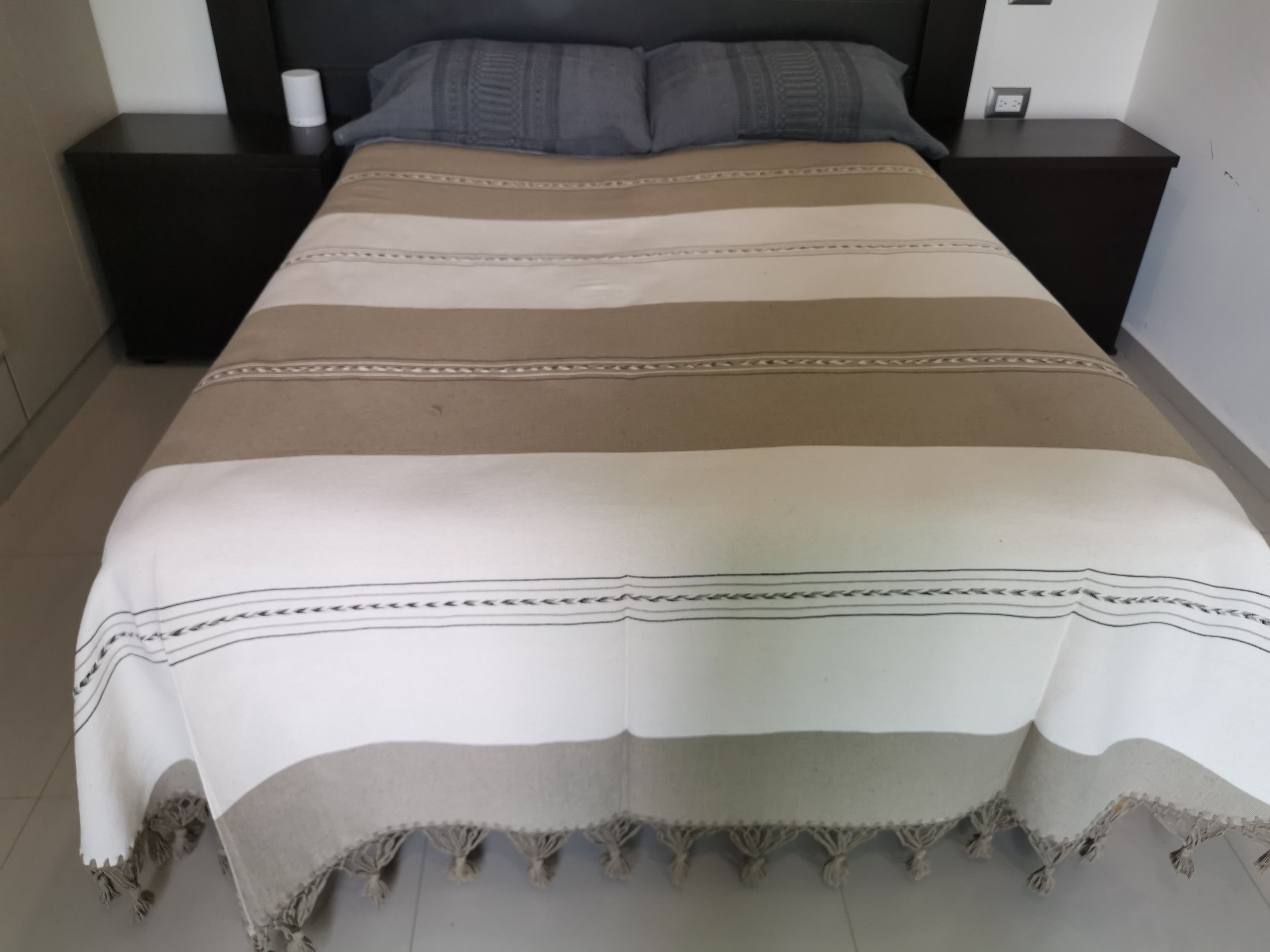 Colcha de Algodon Artesanal de Oaxaca King Size Blanca y Cafe con Par de Fundas