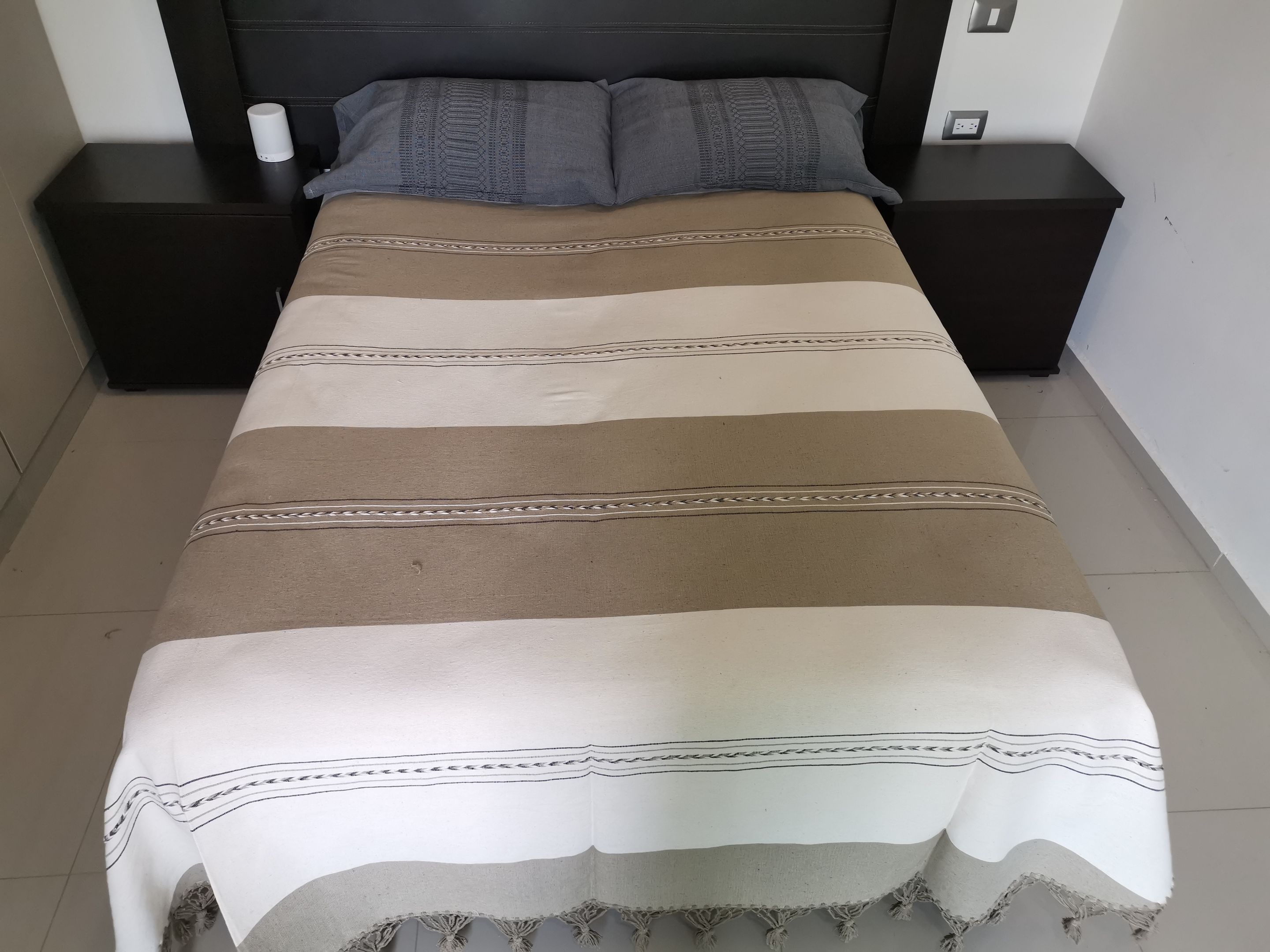 Colcha de Algodon Artesanal de Oaxaca King Size Blanca y Cafe con Par de Fundas