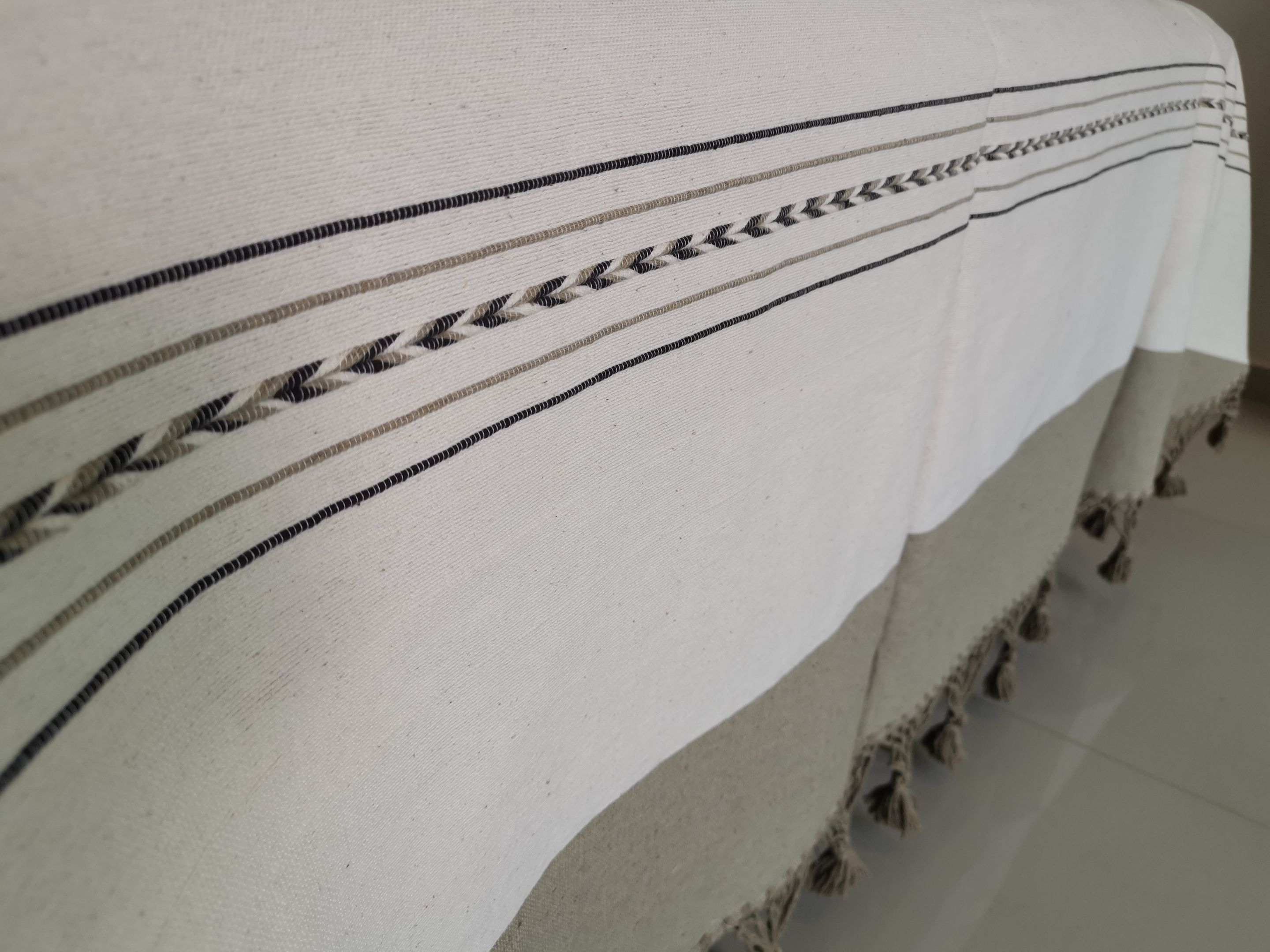 Colcha de Algodon Artesanal de Oaxaca King Size Blanca y Cafe con Par de Fundas