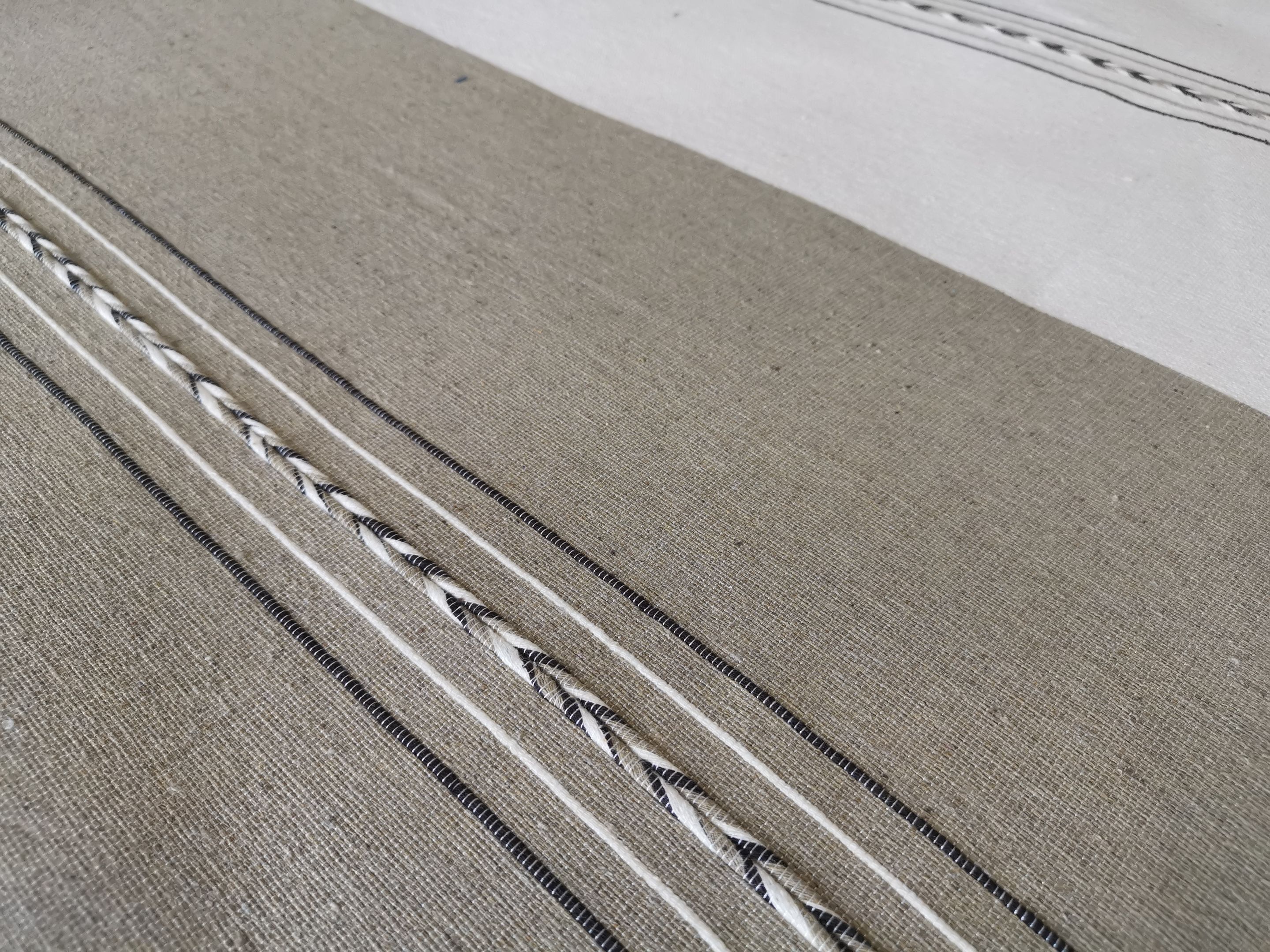 Colcha de Algodon Artesanal de Oaxaca King Size Blanca y Cafe con Par de Fundas