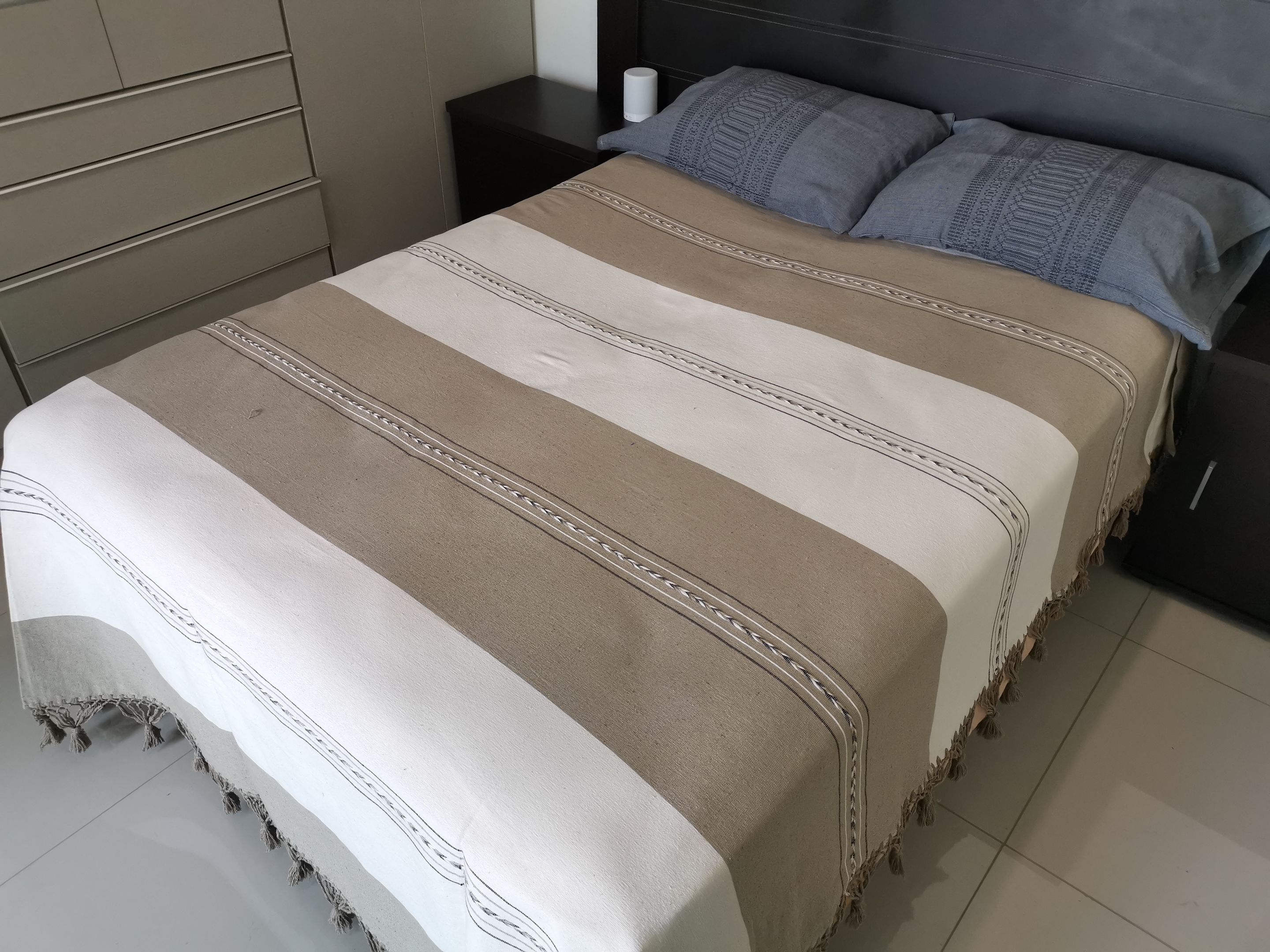 Colcha de Algodon Artesanal de Oaxaca King Size Blanca y Cafe con Par de Fundas