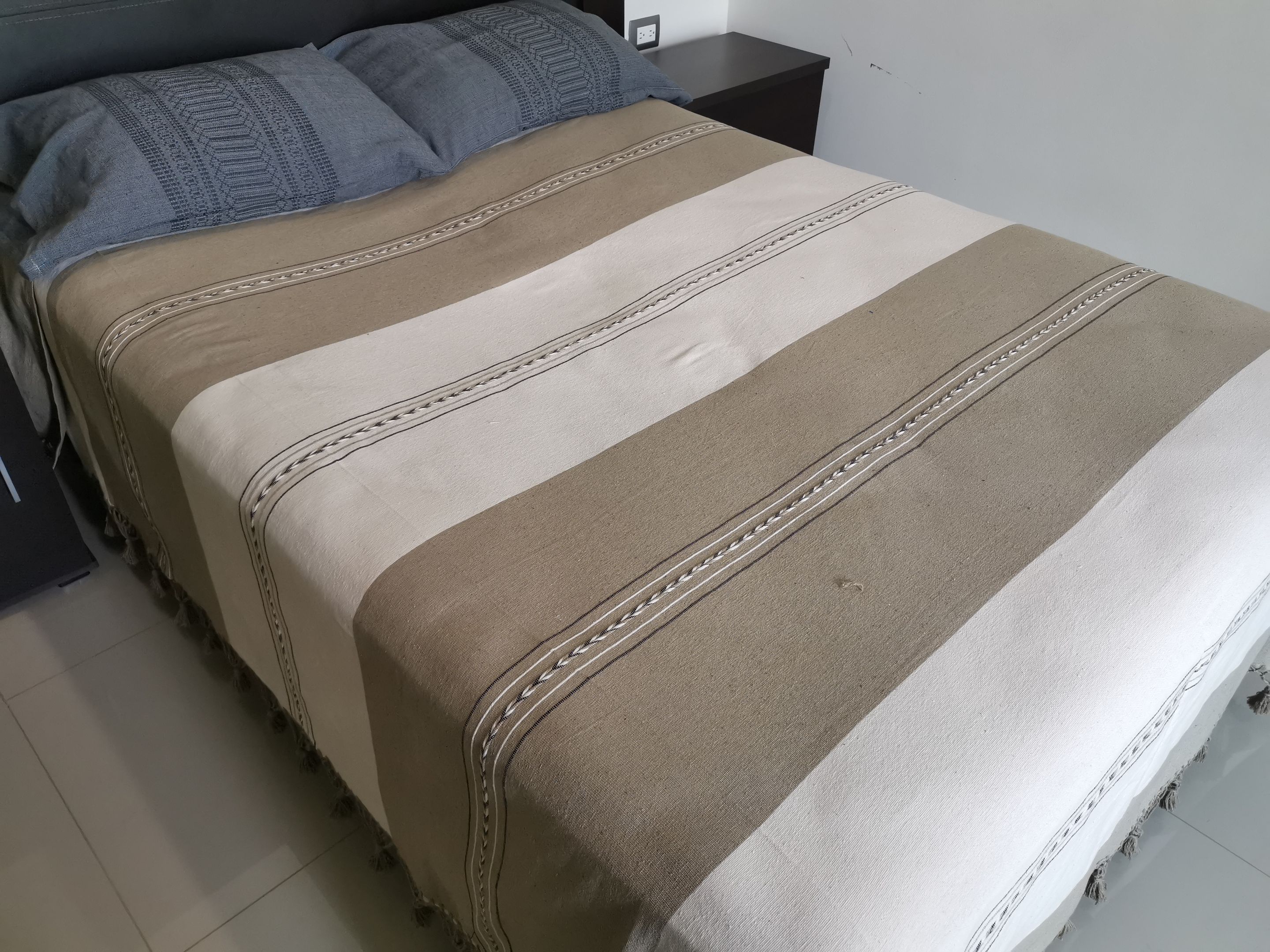 Colcha de Algodon Artesanal de Oaxaca King Size Blanca y Cafe con Par de Fundas