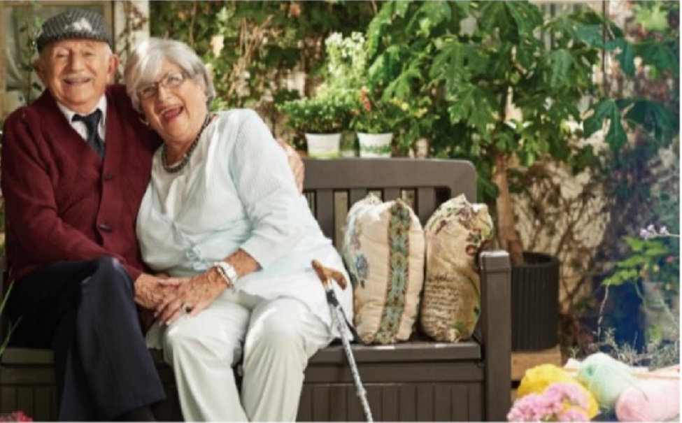 Banca y Almacen para Patio , Jardin , Alberca, con Cajon de Almacenaje, en Resina Resistente al Exterior, Resiste Rayos UV. Marca Keter