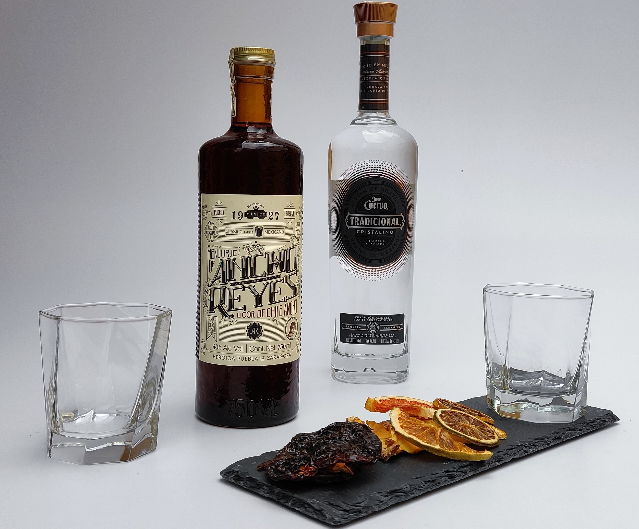 KIT JOSE CUERVO CRISTALINO + ANCHO REYES 750ML CON COMPLEMENTOS