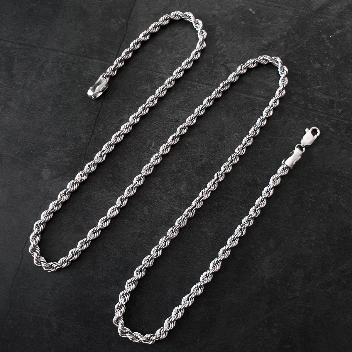 Cadena torzal de plata .925 con baño de rodio para hombre. Incluye certificado y caja de regalo.