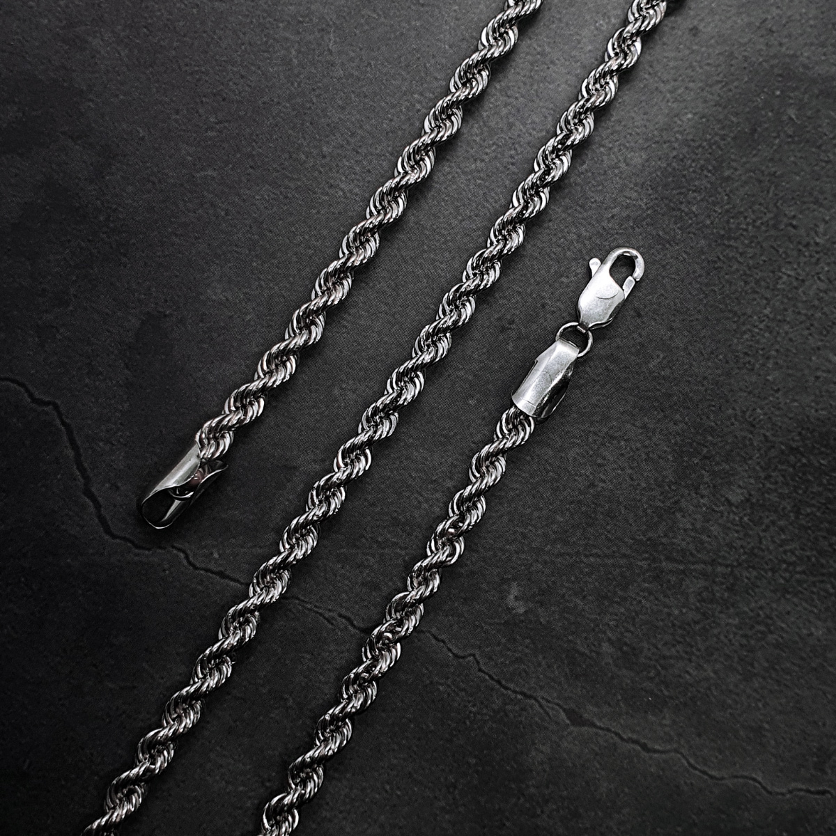 Cadena torzal de plata .925 con baño de rodio para hombre. Incluye certificado y caja de regalo.