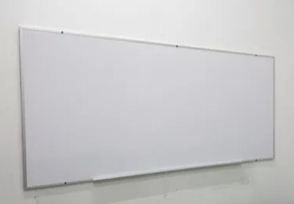 Pizarrón TecnoMöbel blanco de 120x240 cms. con marco y portaplumón de aluminio anodizado, cuenta con plumón y kit de instalación para su montaje