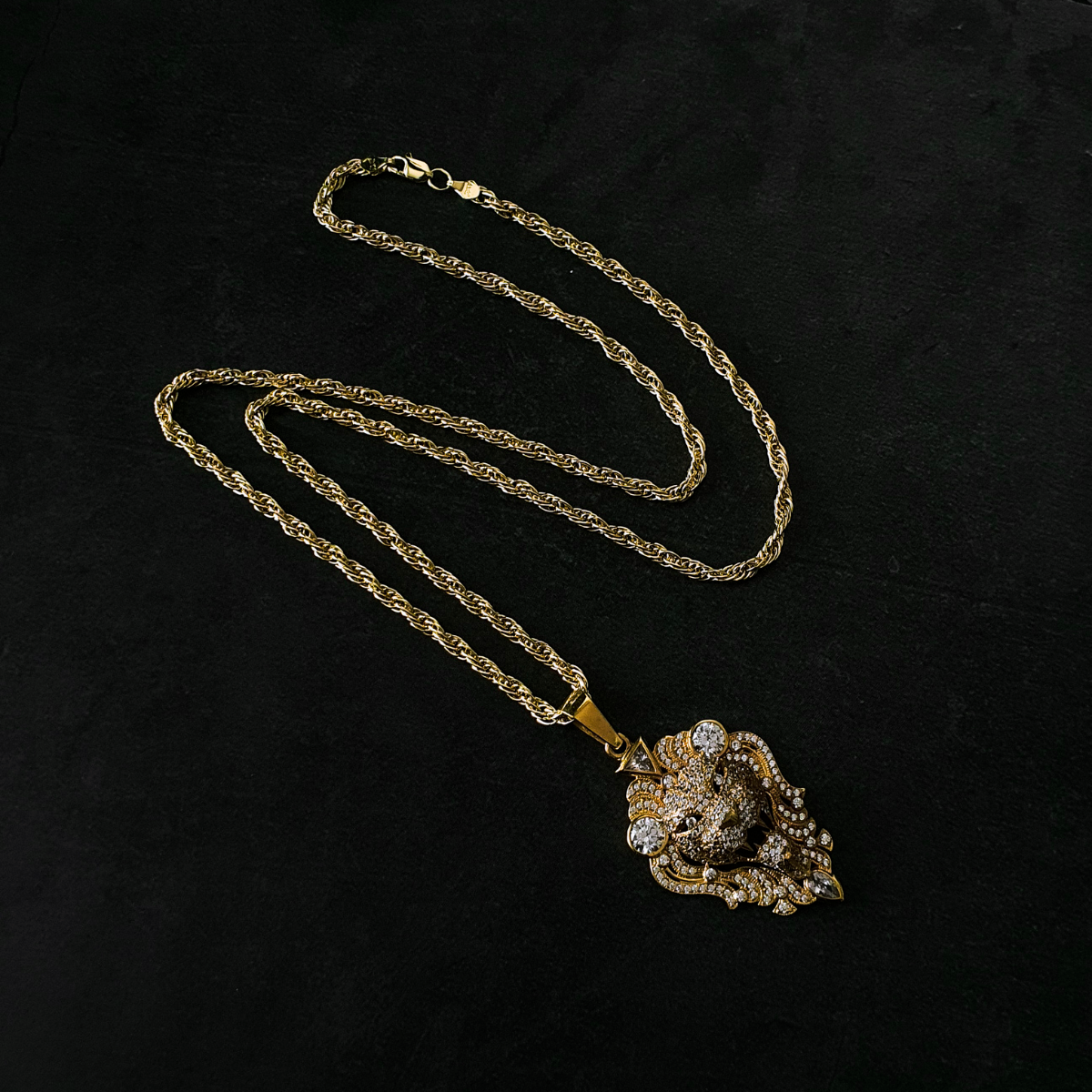 Cadena Dije León plata .925 con chapa de oro 14k piedra zirconia. Incluye certificado y caja de regalo