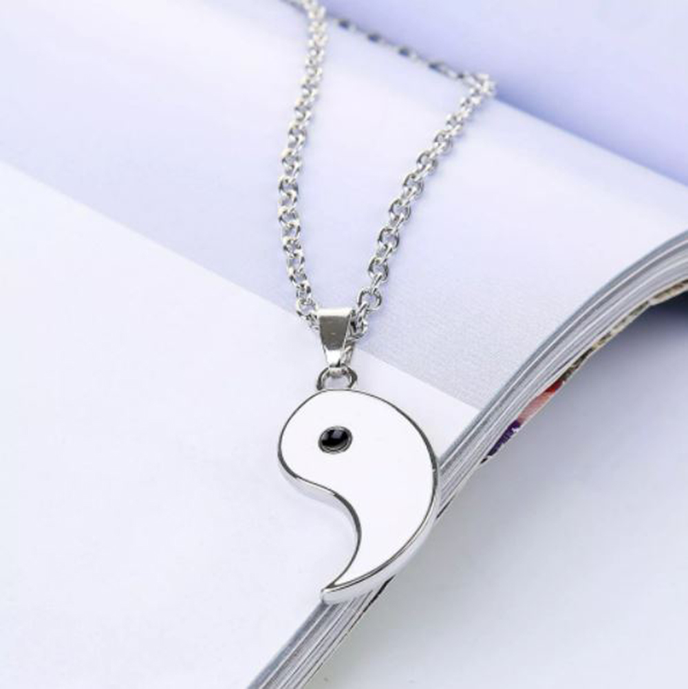 MADIOLA. Collar yin yang básico, collar pareja enamorados, amistad blanco y negro opuestos. Ying Yang