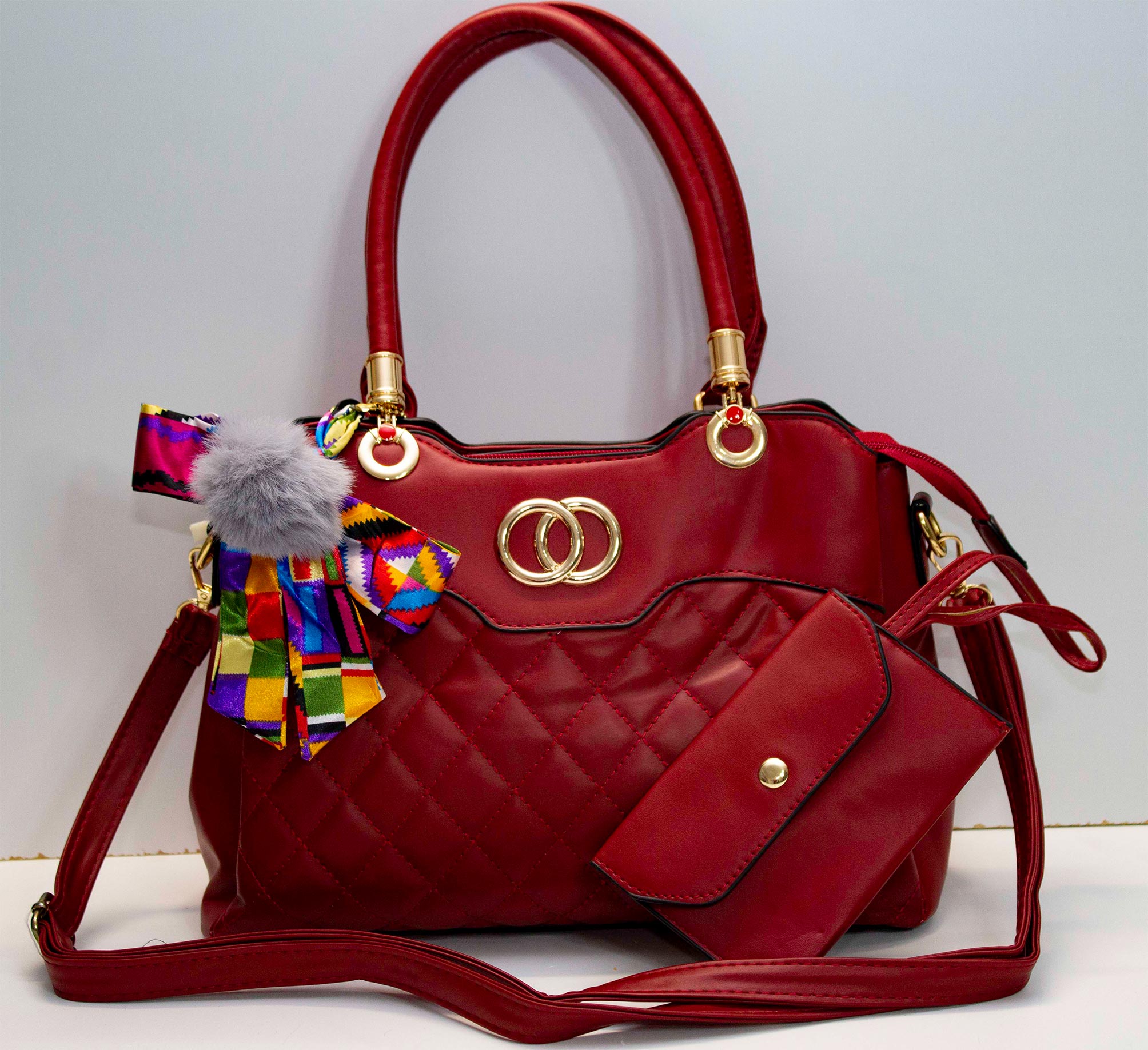 Bolsa de cuero sintetico con tres compartimentos, bolsa y monedero detalles dorados, correa y cintas para diferentes usos.  