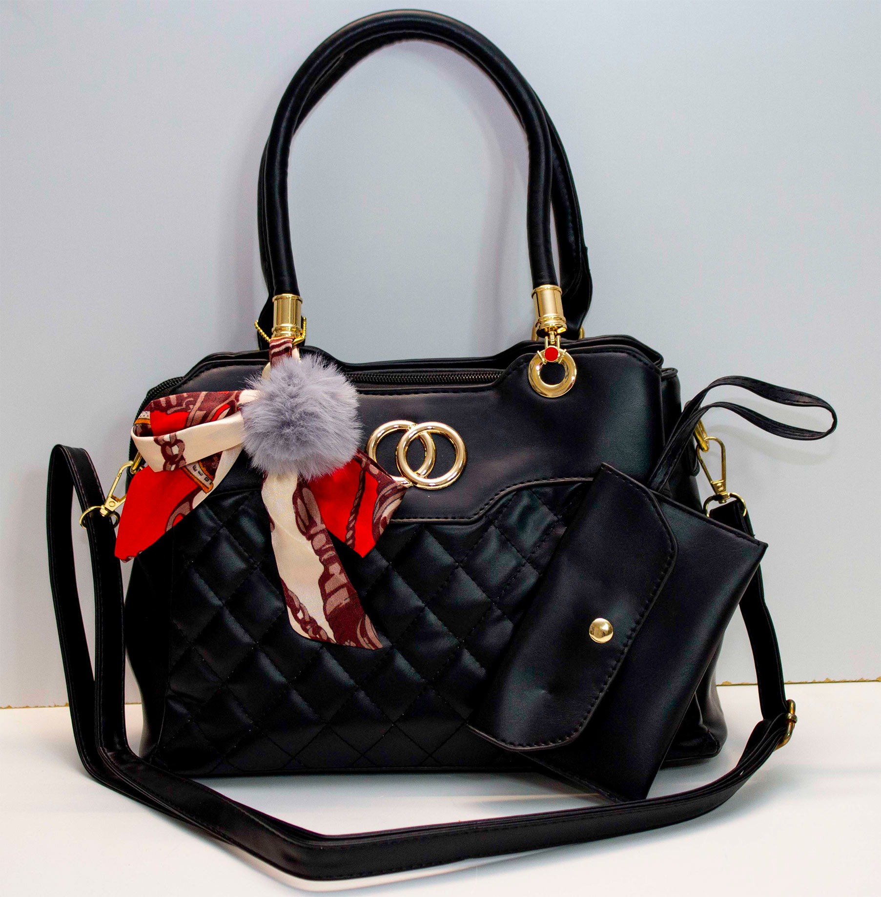 Bolsa de cuero sintetico con tres compartimentos, bolsa y monedero detalles dorados, correa y cintas para diferentes usos.  
