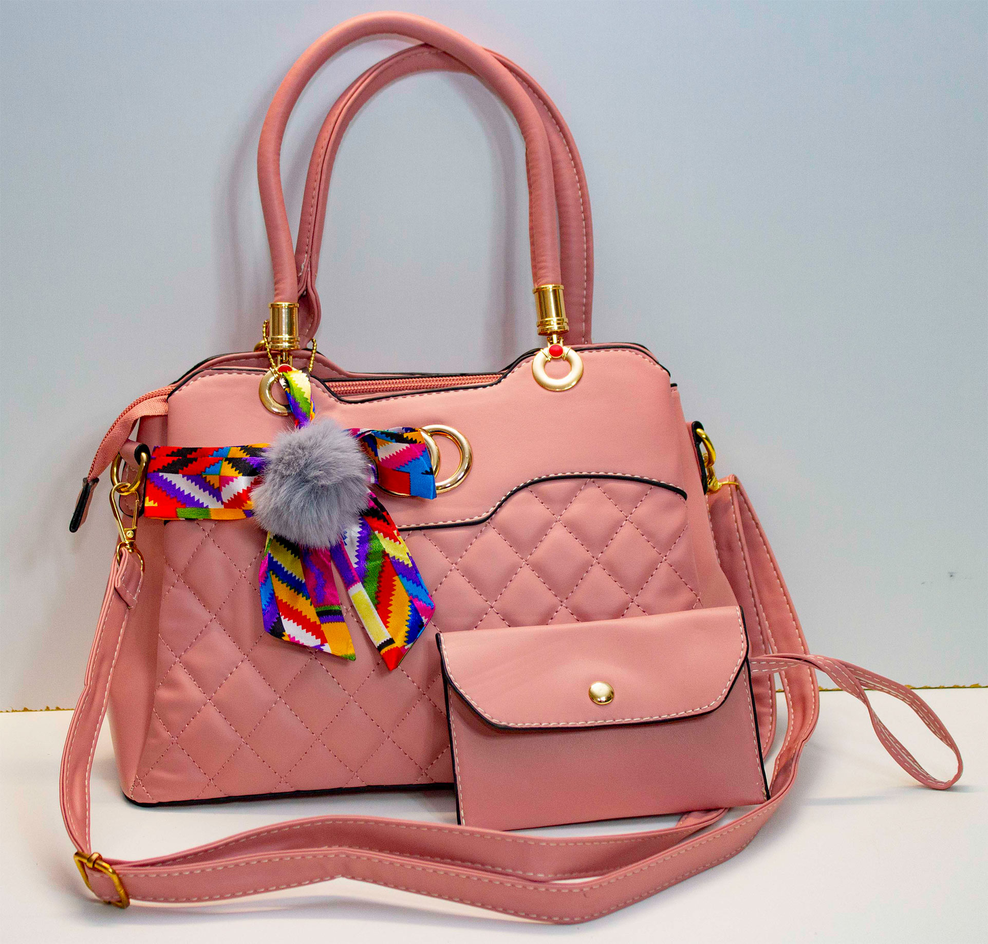 Bolsa de cuero sintetico con tres compartimentos, bolsa y monedero detalles dorados, correa y cintas para diferentes usos.  