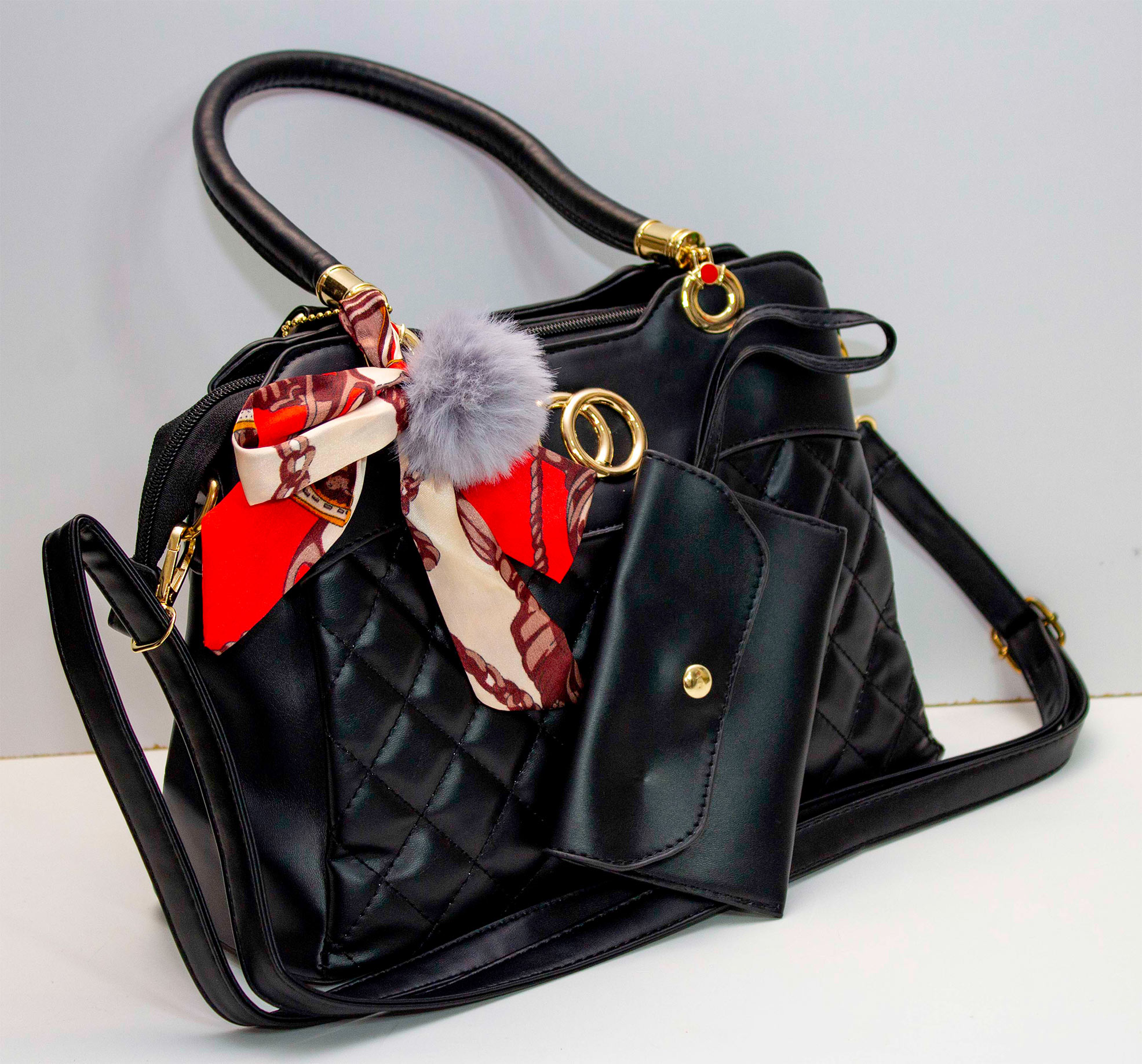 Bolsa de cuero sintetico con tres compartimentos, bolsa y monedero detalles dorados, correa y cintas para diferentes usos.  