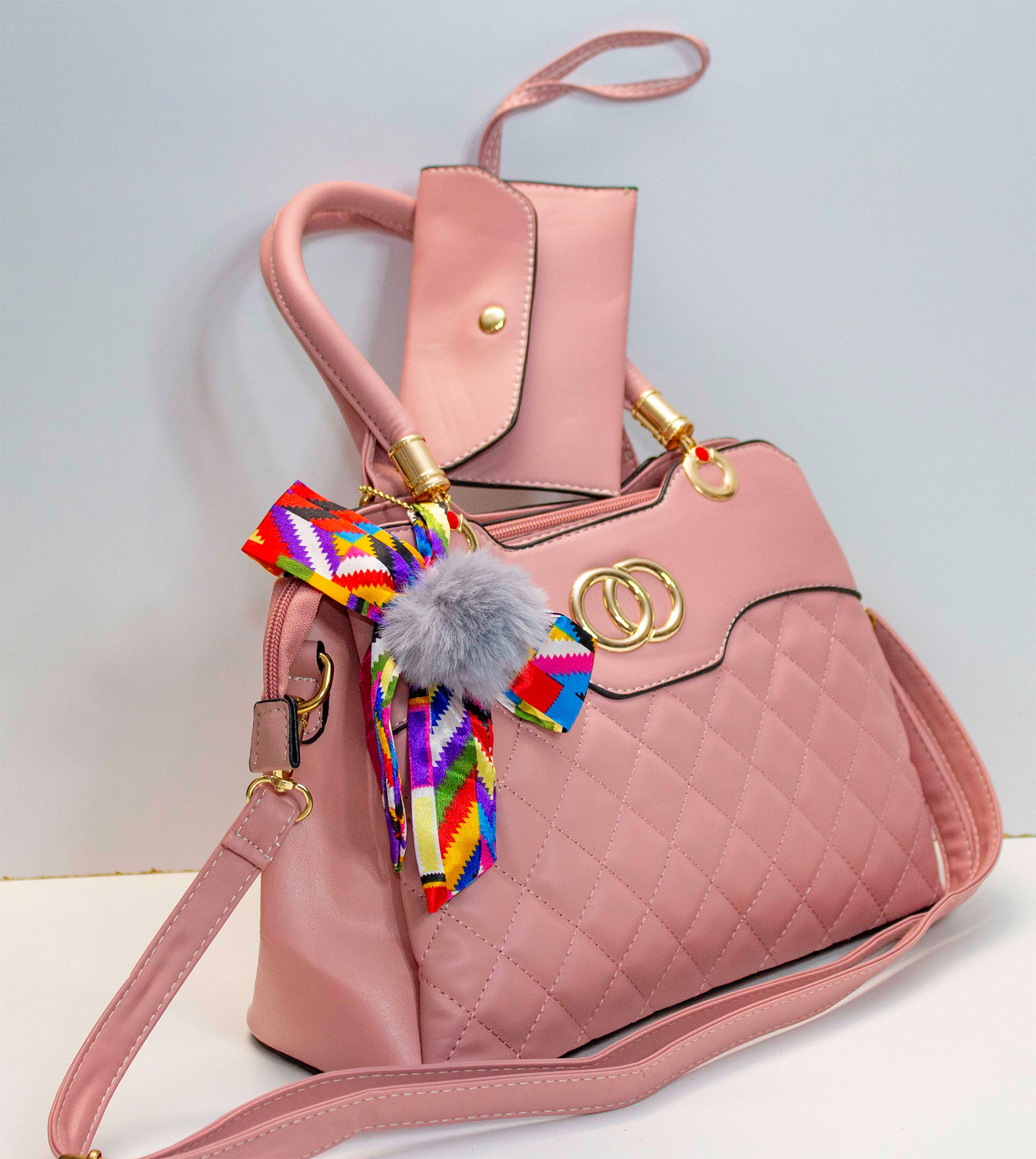 Bolsa de cuero sintetico con tres compartimentos, bolsa y monedero detalles dorados, correa y cintas para diferentes usos.  