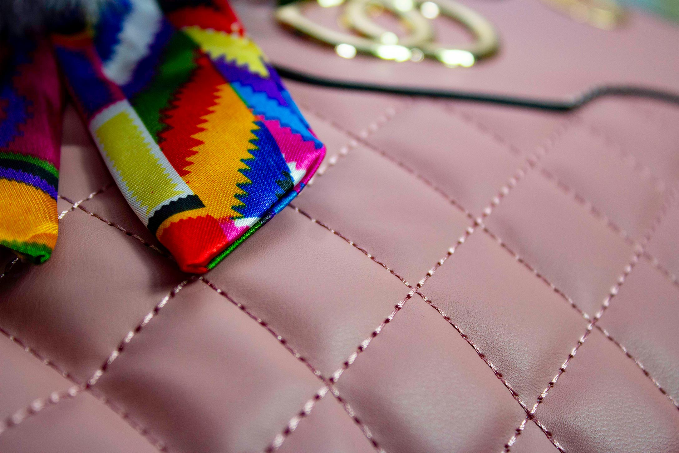 Bolsa de cuero sintetico con tres compartimentos, bolsa y monedero detalles dorados, correa y cintas para diferentes usos.  