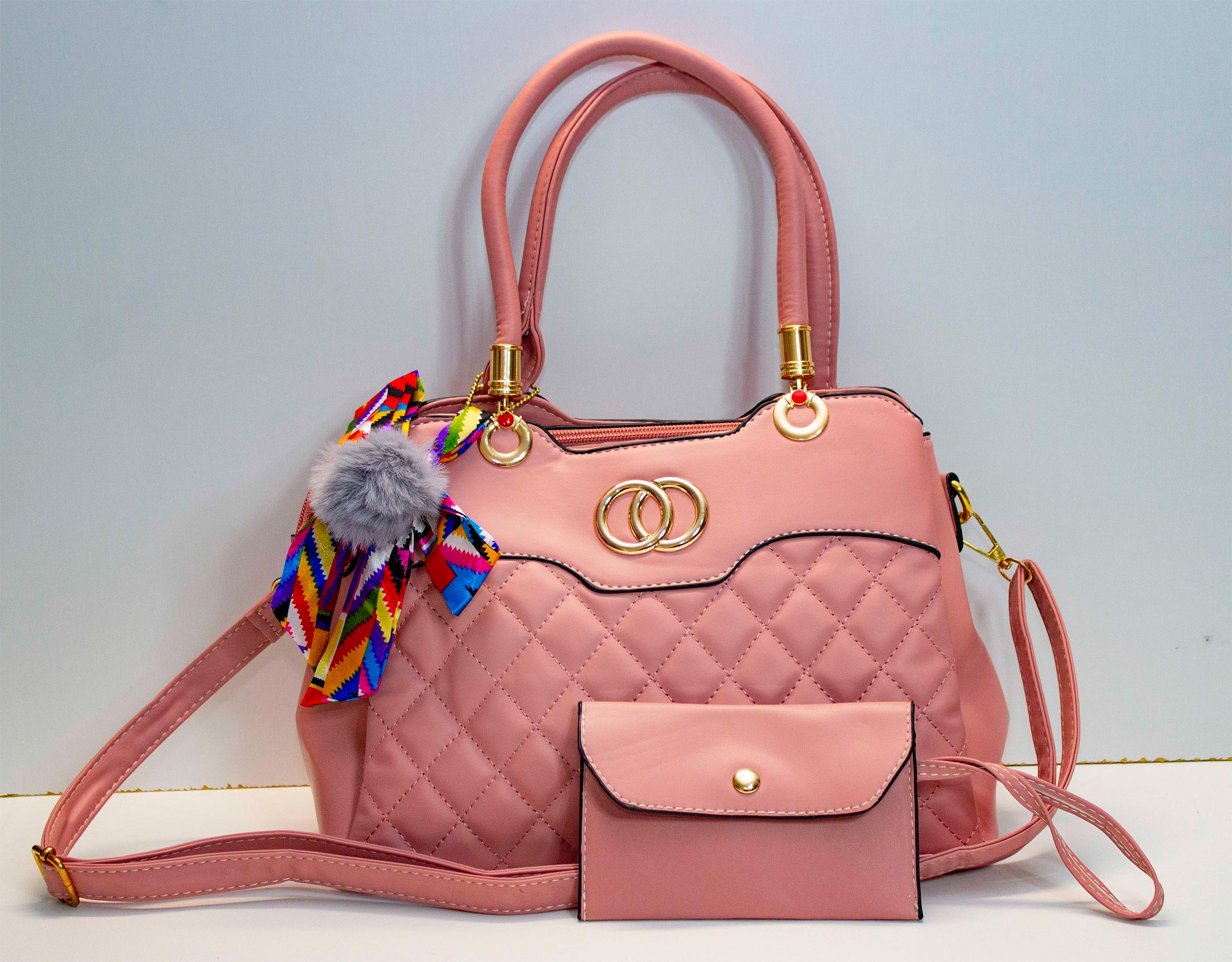 Bolsa de cuero sintetico con tres compartimentos, bolsa y monedero detalles dorados, correa y cintas para diferentes usos.  