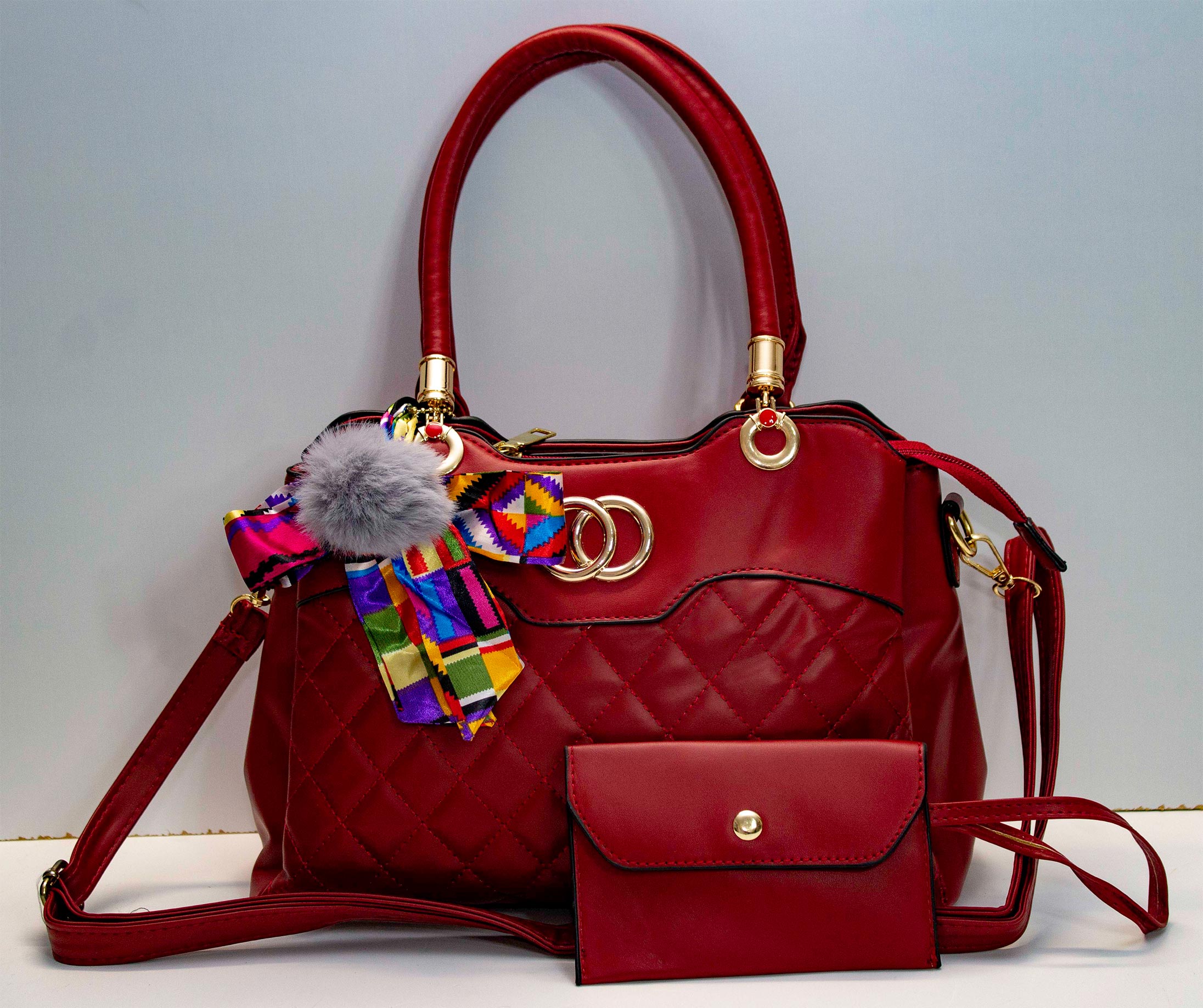 Bolsa de cuero sintetico con tres compartimentos, bolsa y monedero detalles dorados, correa y cintas para diferentes usos.  
