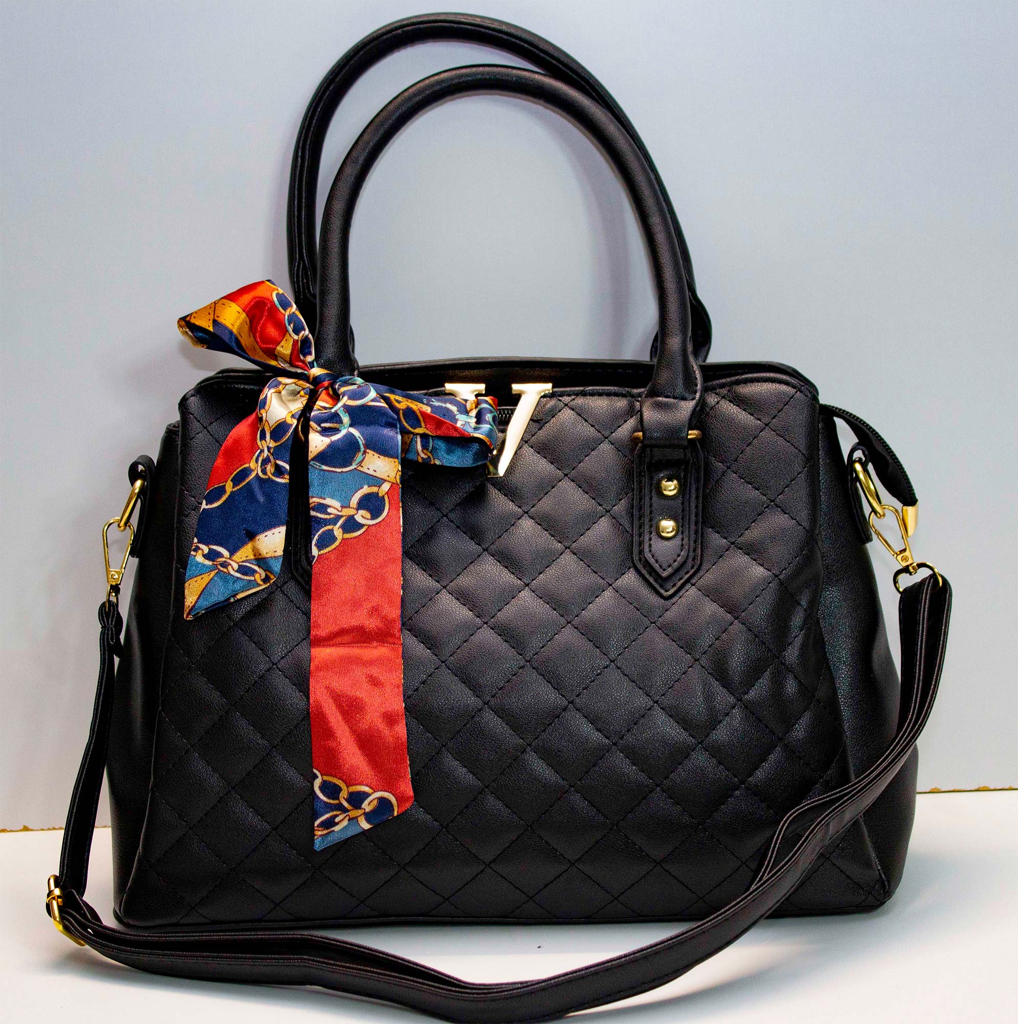 Bolsa de cuero Sintetico de alta calidad con tres compartimentos, Correa Hombro y asa, detalles cromados Negro