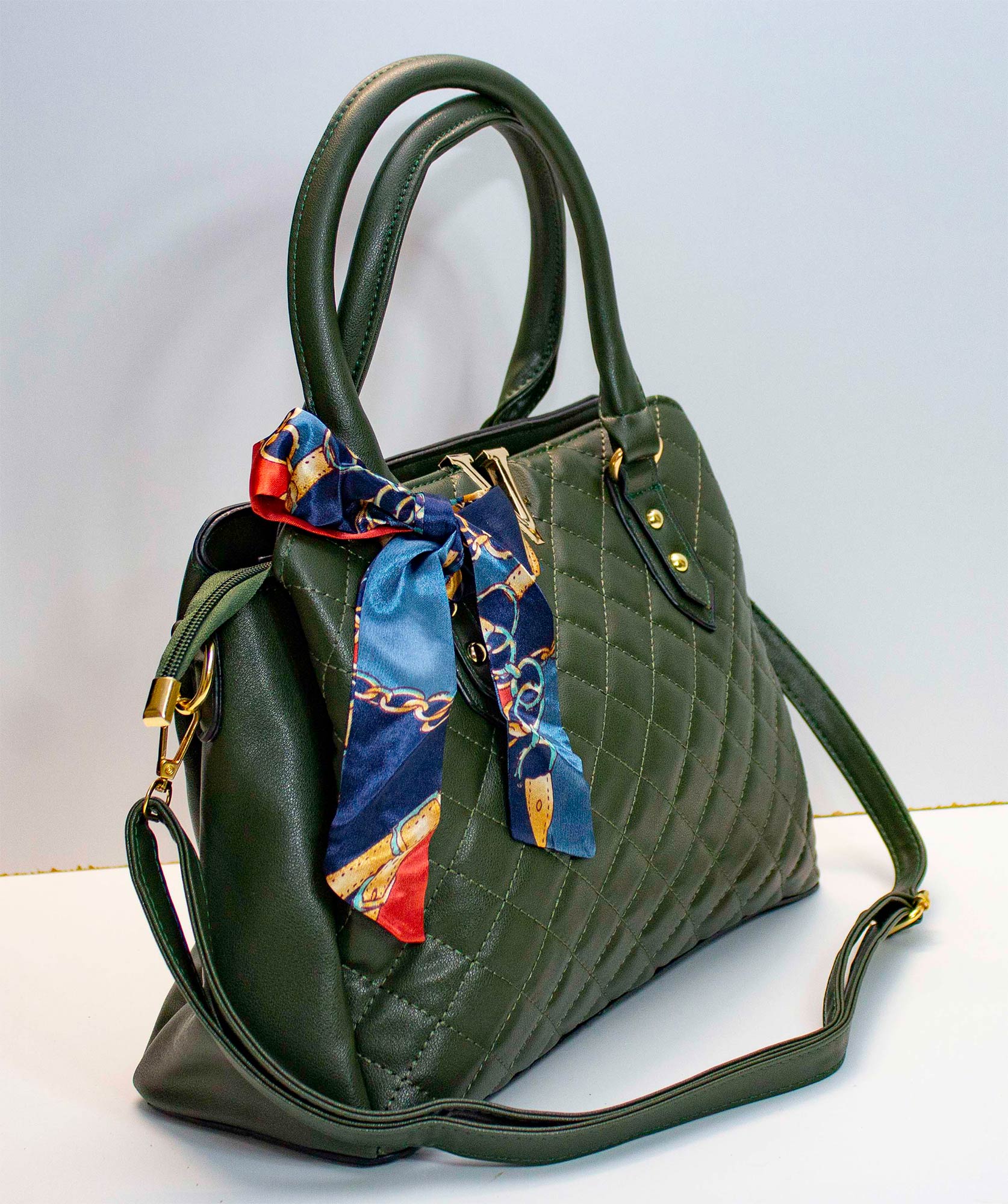 Bolsa de cuero Sintetico de alta calidad con tres compartimentos, Correa Hombro y asa, detalles cromados Negro