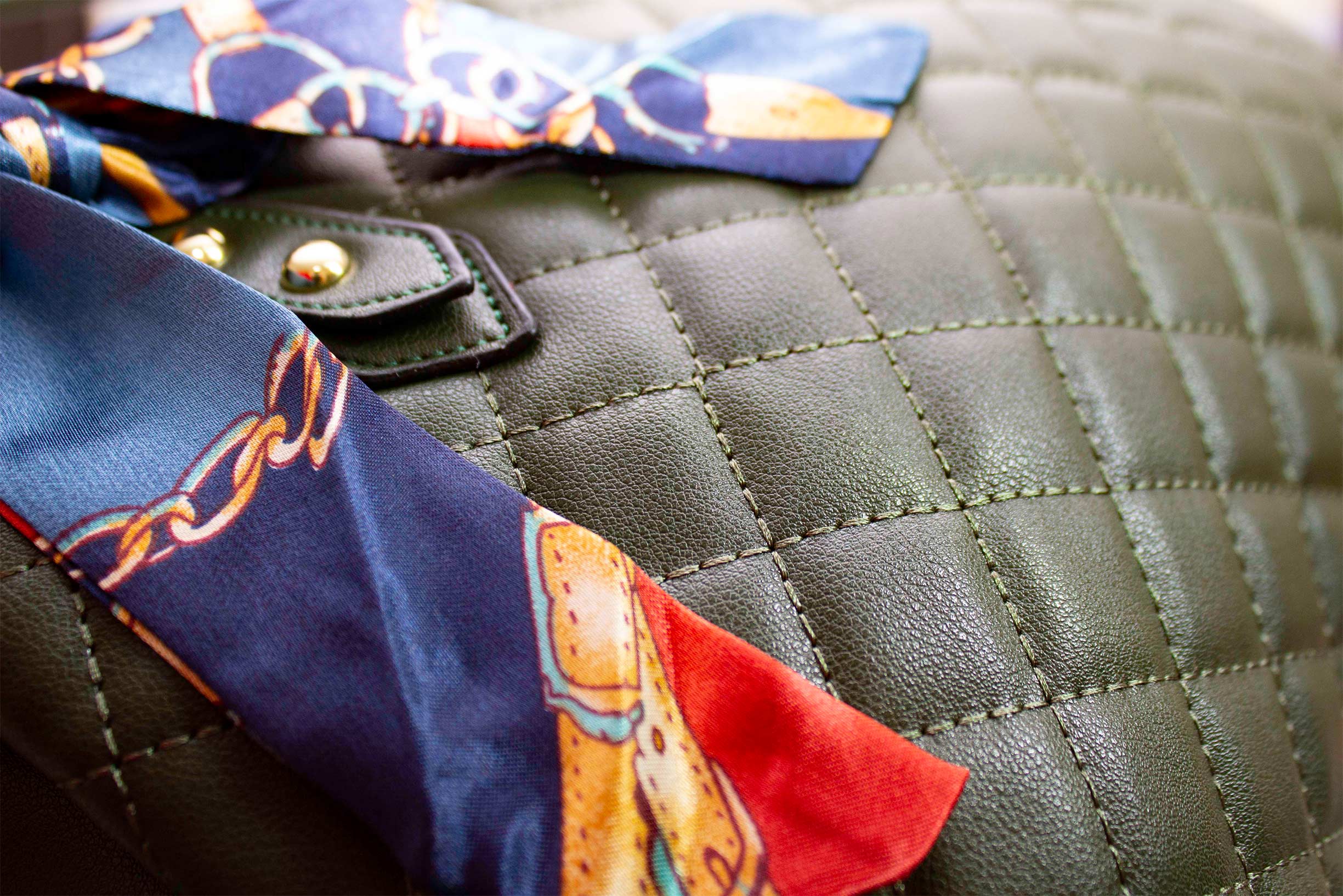 Bolsa de cuero Sintetico de alta calidad con tres compartimentos, Correa Hombro y asa, detalles cromados Negro