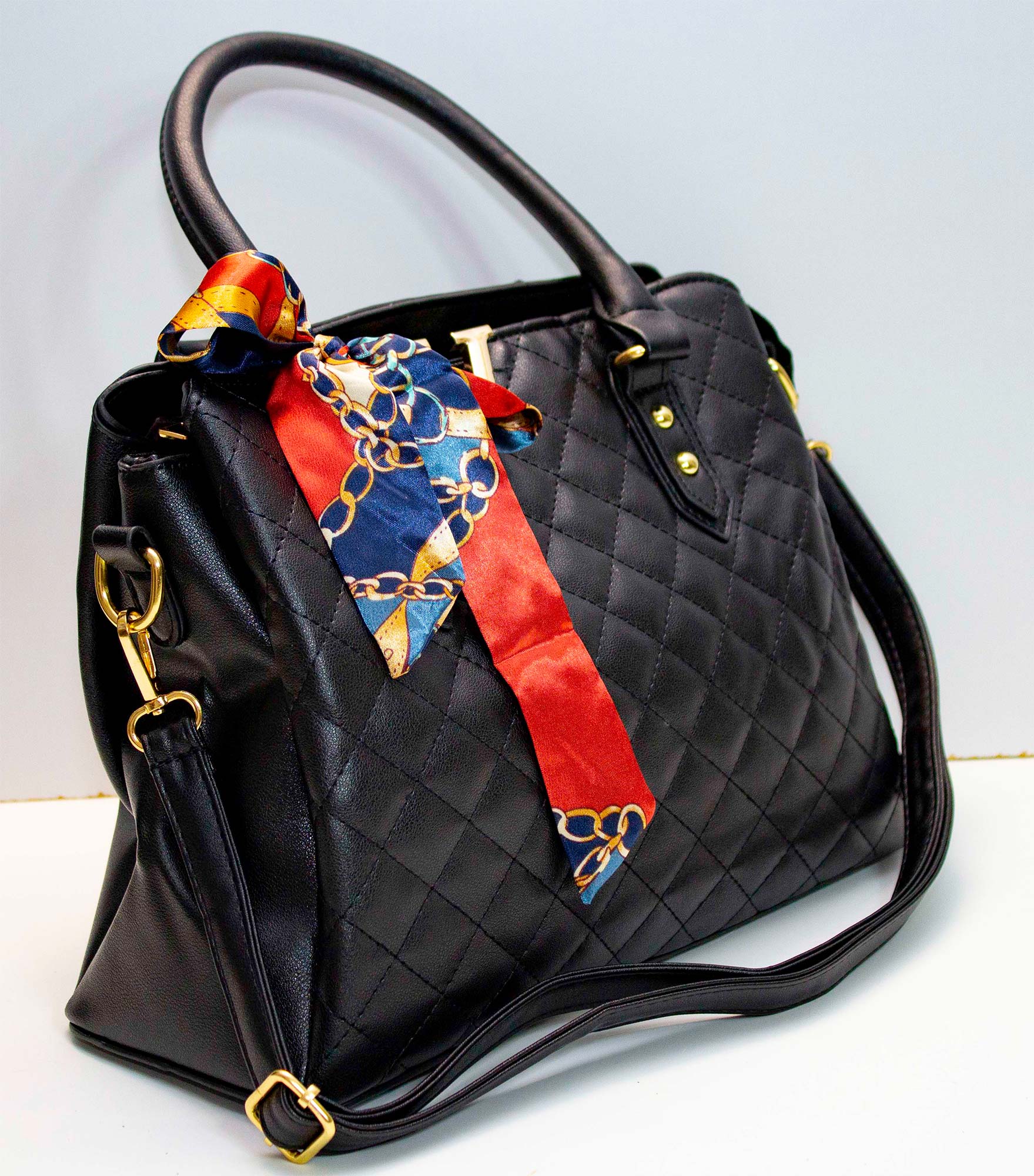 Bolsa de cuero Sintetico de alta calidad con tres compartimentos, Correa Hombro y asa, detalles cromados Negro