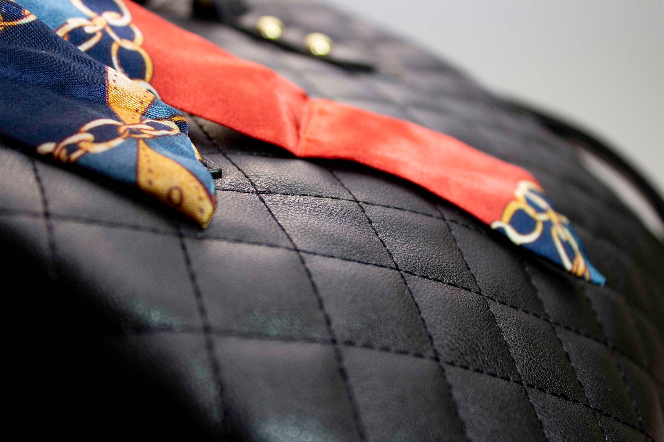 Bolsa de cuero Sintetico de alta calidad con tres compartimentos, Correa Hombro y asa, detalles cromados Negro