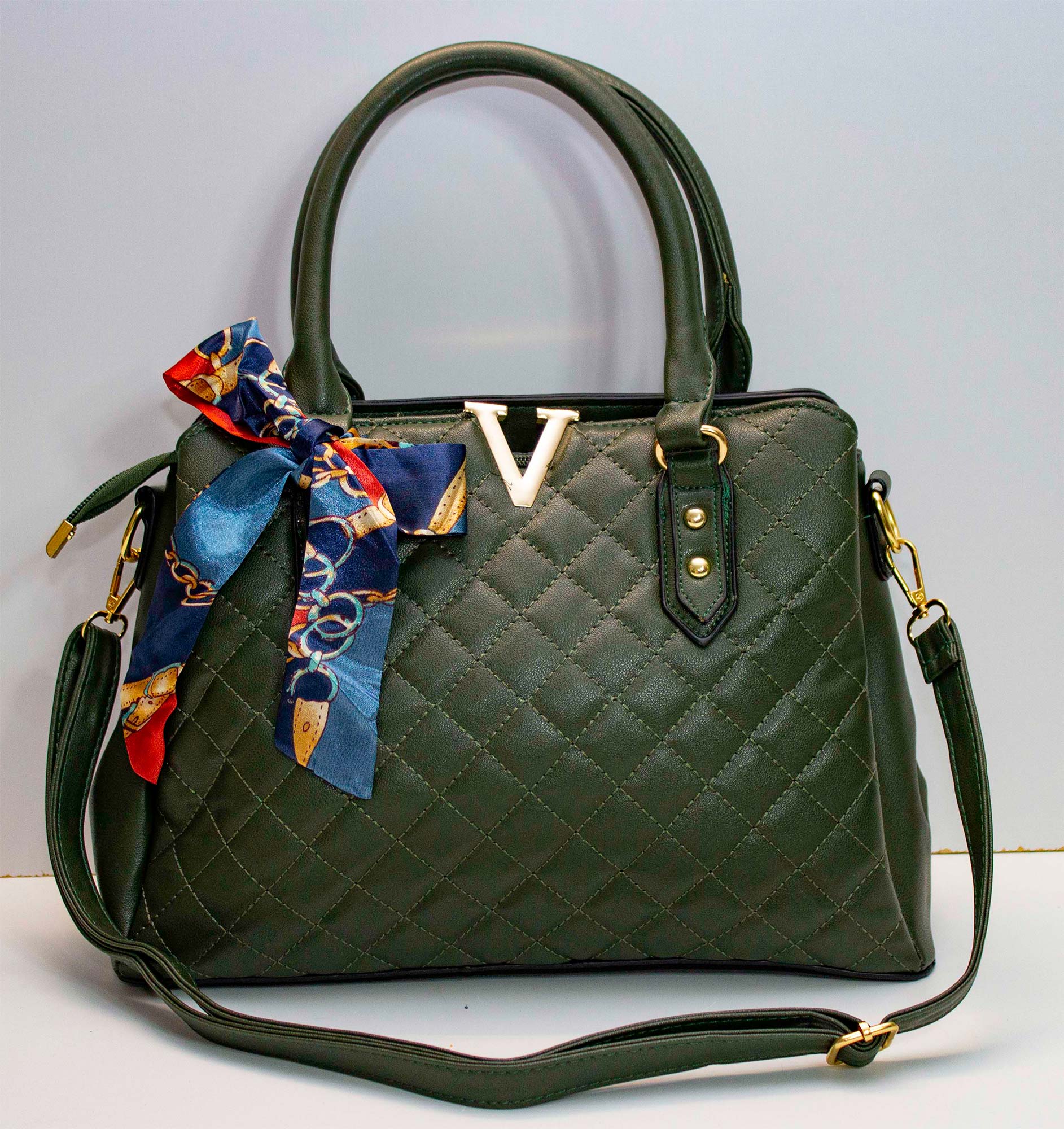 Bolsa de cuero Sintetico de alta calidad con tres compartimentos, Correa Hombro y asa, detalles cromados Negro