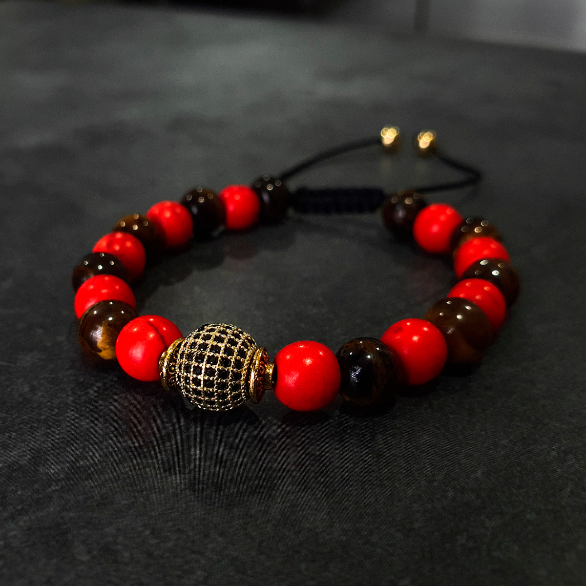 Pulsera roja hombre piedra ojo de tigre y esfera zirconia negra en chapa de oro de 14k