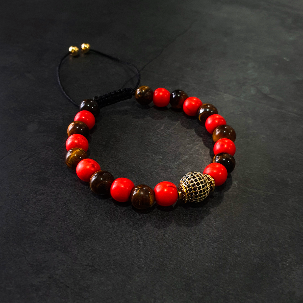 Pulsera roja hombre piedra ojo de tigre y esfera zirconia negra en chapa de oro de 14k