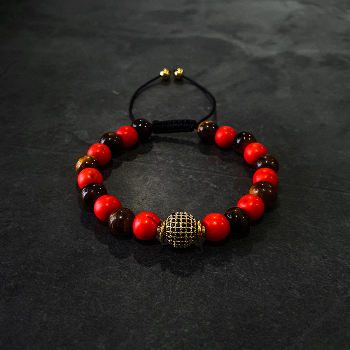 Pulsera roja hombre piedra ojo de tigre y esfera zirconia negra en chapa de oro de 14k