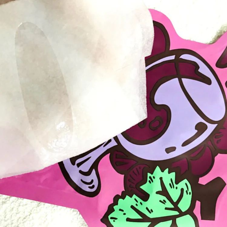 Red wine mask sheet Mascarilla de vino tinto para el cuidado de los poros